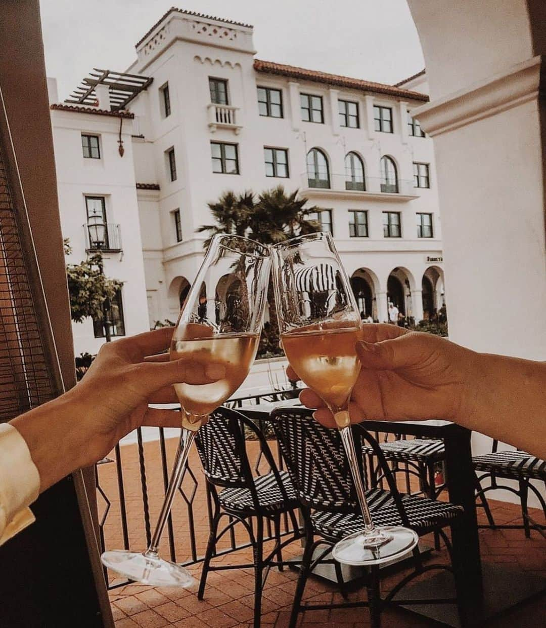 ビービーダコタさんのインスタグラム写真 - (ビービーダコタInstagram)「A mid-week celebratory cheers🥂#bbdinspo via @hotelcalifornian」8月15日 8時13分 - bbdakota