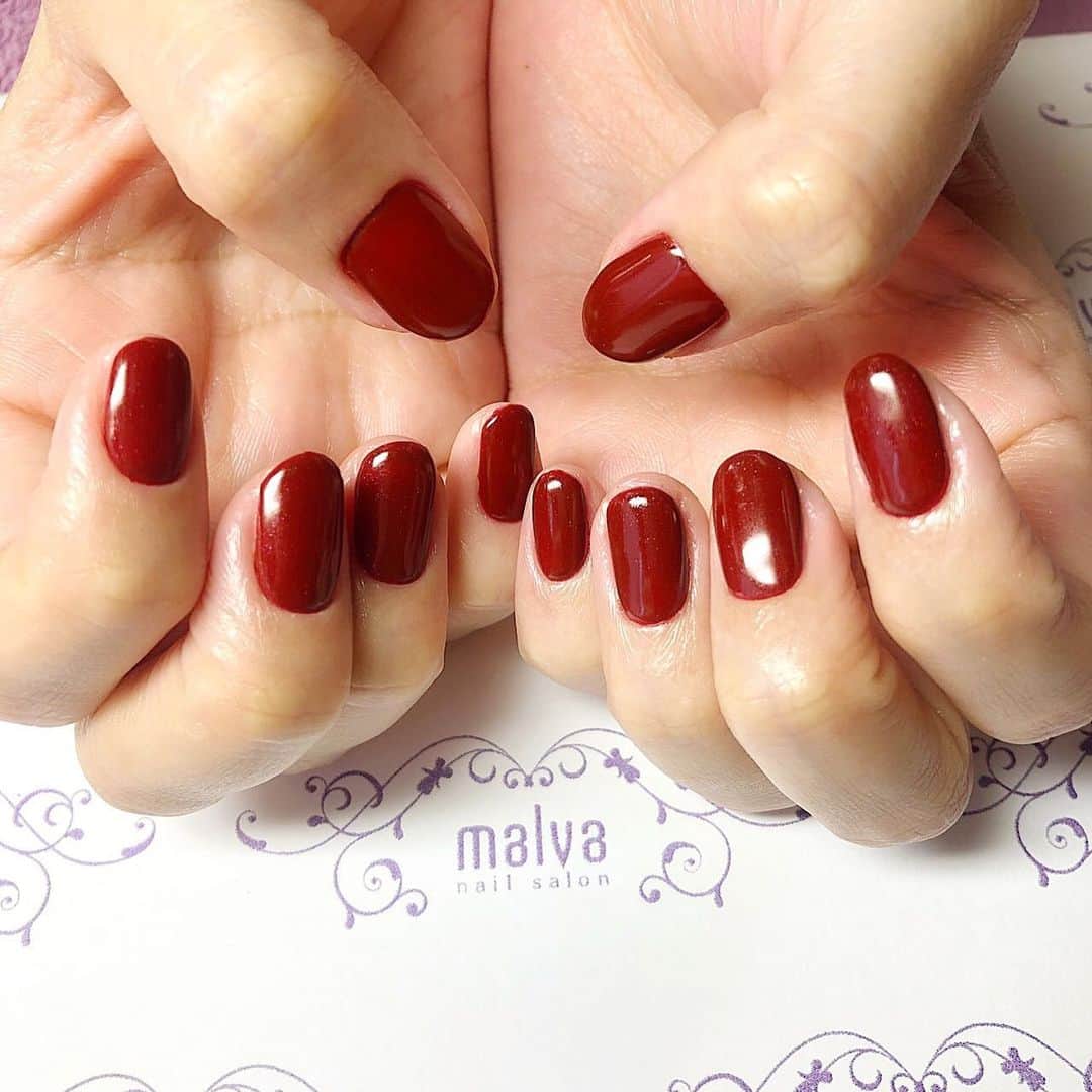 nailsalon malva（ネイルサロンマルヴァ）さんのインスタグラム写真 - (nailsalon malva（ネイルサロンマルヴァ）Instagram)「益若つばさちゃんの今のネイルはこちらです❤︎ ご紹介ありがとうございます😊 こちらと同じネイルはベーシック023でご予約出来ます✨  #Repost @tsubasamasuwaka1013 with @get_repost ・・・ 眠れない夜は、パックをしてひとり静かにイヤホンで音楽を聴きながらホワイトムスクのアロマを焚きます。🕯な人のイメージ。  前ですが、ネイル変えたよ💅ブラウン混じりのダークレッド。しっくりしすぎてずっとこれにしていたいくらい。  malvaです。 @malva_nail  @erika__malva  ありがとうございます☺️✨ この髪はウィッグです。この自分の感じピンク慣れすぎて忘れてました。来月までには髪色変えるよお！ #nails #malva #wig」8月15日 13時50分 - malva_nail