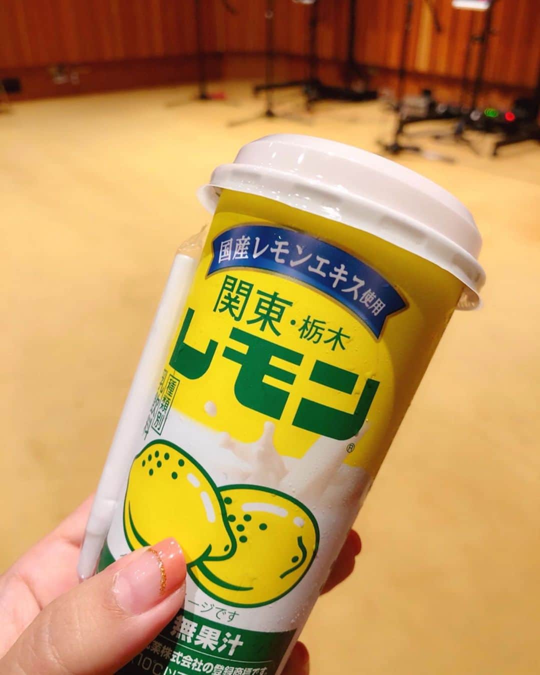 倉田雅世さんのインスタグラム写真 - (倉田雅世Instagram)「スタジオのカーペットの色と一致。  #レモン牛乳」8月15日 13時43分 - kuralamune