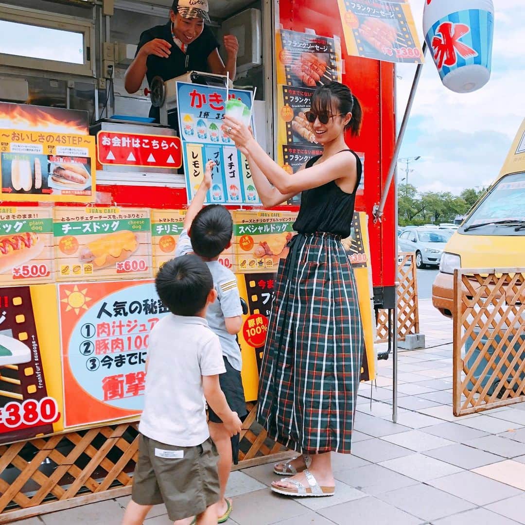 牧野紗弥さんのインスタグラム写真 - (牧野紗弥Instagram)「上里インターで休憩🍧 美味しそうなカキ氷を前にした子供達の顔ったら🤣🤣🤣2枚目は、カキ氷を食べてる時についお願いしちゃう写真笑🤳今日のベロはメロン味の緑色だ🍈💓」8月15日 13時47分 - makinosaya