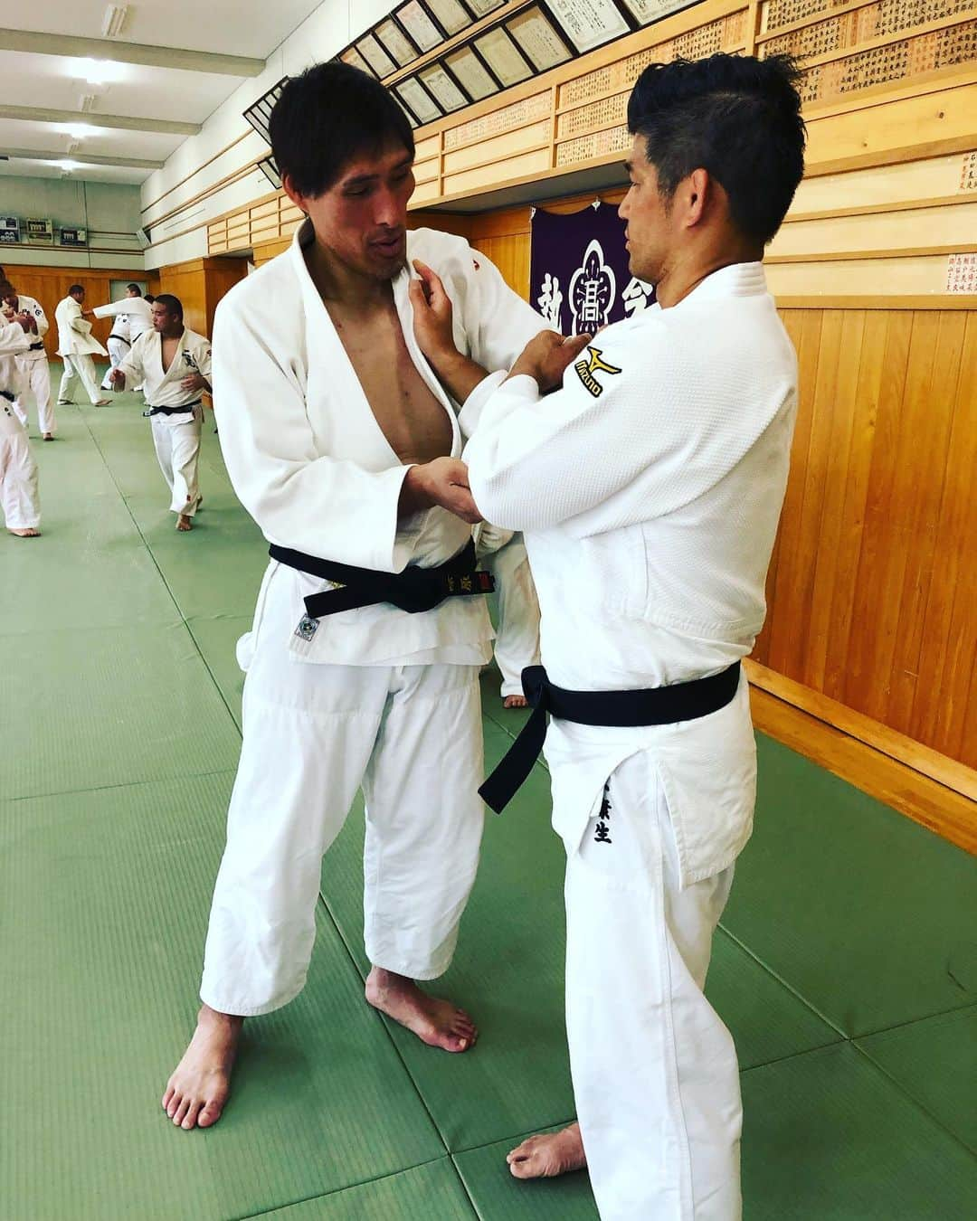 篠原信一さんのインスタグラム写真 - (篠原信一Instagram)「井上監督と組手の研究🥋 #天理高校 #天理高校柔道部 #稽古 #judo #judoka #judotraining #柔道 #汗 #井上康生 #篠原信一」8月15日 13時50分 - s.shinohara_life