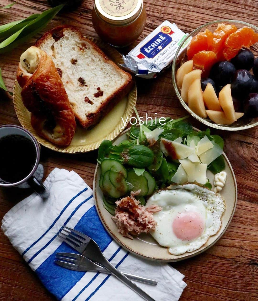 草間淑江さんのインスタグラム写真 - (草間淑江Instagram)「おはようございます！ ８月１５日の朝は、フルーツ、サラダ、目玉焼き、パンです。 パンは紀伊国屋さんのぶどうパンとさつまいもパン。 そして、フルーツは太陽プラム、みかん、ぶどう。 今日の目玉焼きはまわりをカリカリっとさせて醤油をちょい垂らしで。 サラダは和風ドレッシング。 今朝も感謝していただきました。 ご馳走様でした。  さて、台風１０号の動きが気になりますね。 なにも被害がないことを祈ります。 みなさまが素敵な１日になりますように❤️・ #朝食#パン#パンとサラダとフルーツ#目玉焼き#台風#気をつけて#皆さま素敵な1日をお過ごしください」8月15日 8時21分 - yoshie_kusama