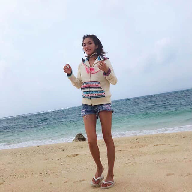 渡邊水希さんのインスタグラム写真 - (渡邊水希Instagram)「↩︎↩︎↩︎✖︎3📸 #gm #beachstyle #summerfashion #ootdfashion  #longvacation😎☀️🏊‍♂️🍺 #ootd💗  @billabong  @havaianas  @rayban」8月15日 8時43分 - mizuki__watanabe