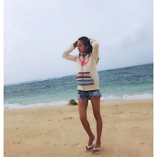 渡邊水希さんのインスタグラム写真 - (渡邊水希Instagram)「↩︎↩︎↩︎✖︎3📸 #gm #beachstyle #summerfashion #ootdfashion  #longvacation😎☀️🏊‍♂️🍺 #ootd💗  @billabong  @havaianas  @rayban」8月15日 8時43分 - mizuki__watanabe