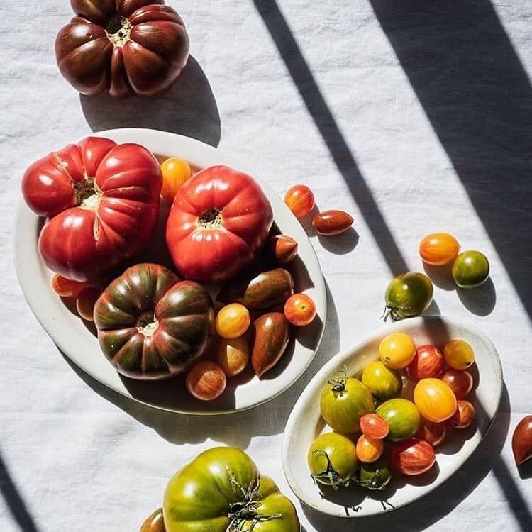 Food & Wineさんのインスタグラム写真 - (Food & WineInstagram)「We can think of the perfect use for these beauts 🍅—tap the link in our bio for @tuktuklex's roasted curry tomato pie recipe, from the cover of our August issue. And don't forget to tag all your summer eats and treats with #howisummer, we'll regram our favorites! 📷: @ful.filled」8月15日 8時44分 - foodandwine