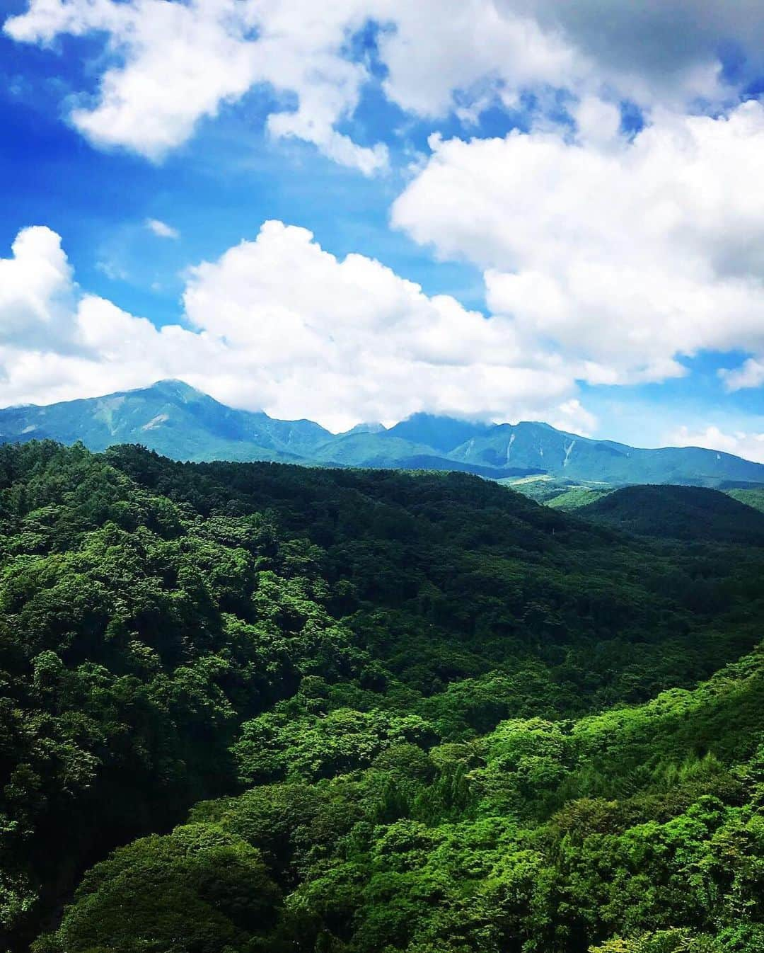 中道あすかさんのインスタグラム写真 - (中道あすかInstagram)「さいっこーの#夏旅行 ♥️♥️♥️ . #海 が大好きだけど、 やっぱり#山 も良いっっ‼️☺️ . . スワイプの#ダッチオーブン の ディナーは、 お義父さんとお義母さんが おうちのお庭で作ってくれたお料理🍗❣️ . . そのままお庭の#テラス で いただきました🙏😊 最高すぎるっ😍♥️ . . . さて、 おうちに戻ってきたばかりですが、 明日からは #旅行 第2弾へ...!!😆 . . 荷ほどきした瞬間に 荷造りwww😂 . . .  #旅行#山梨旅行#夏休み#夏休み旅行#お盆旅行#お盆休み#子連れ#子連れ旅行#青空#八ヶ岳#北杜市#フォトジェニック#ドライフラワー#帰省#田舎#高原#インスタ映え#日本#japan#絶景#日本の絶景」8月15日 8時46分 - asuroom