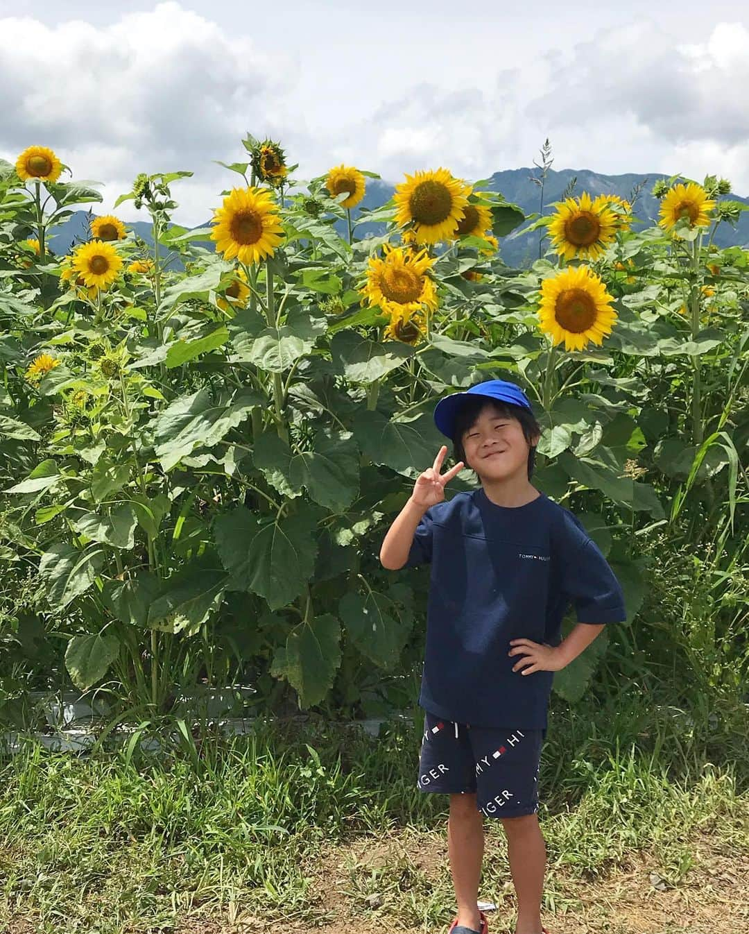 中道あすかさんのインスタグラム写真 - (中道あすかInstagram)「さいっこーの#夏旅行 ♥️♥️♥️ . #海 が大好きだけど、 やっぱり#山 も良いっっ‼️☺️ . . スワイプの#ダッチオーブン の ディナーは、 お義父さんとお義母さんが おうちのお庭で作ってくれたお料理🍗❣️ . . そのままお庭の#テラス で いただきました🙏😊 最高すぎるっ😍♥️ . . . さて、 おうちに戻ってきたばかりですが、 明日からは #旅行 第2弾へ...!!😆 . . 荷ほどきした瞬間に 荷造りwww😂 . . .  #旅行#山梨旅行#夏休み#夏休み旅行#お盆旅行#お盆休み#子連れ#子連れ旅行#青空#八ヶ岳#北杜市#フォトジェニック#ドライフラワー#帰省#田舎#高原#インスタ映え#日本#japan#絶景#日本の絶景」8月15日 8時46分 - asuroom