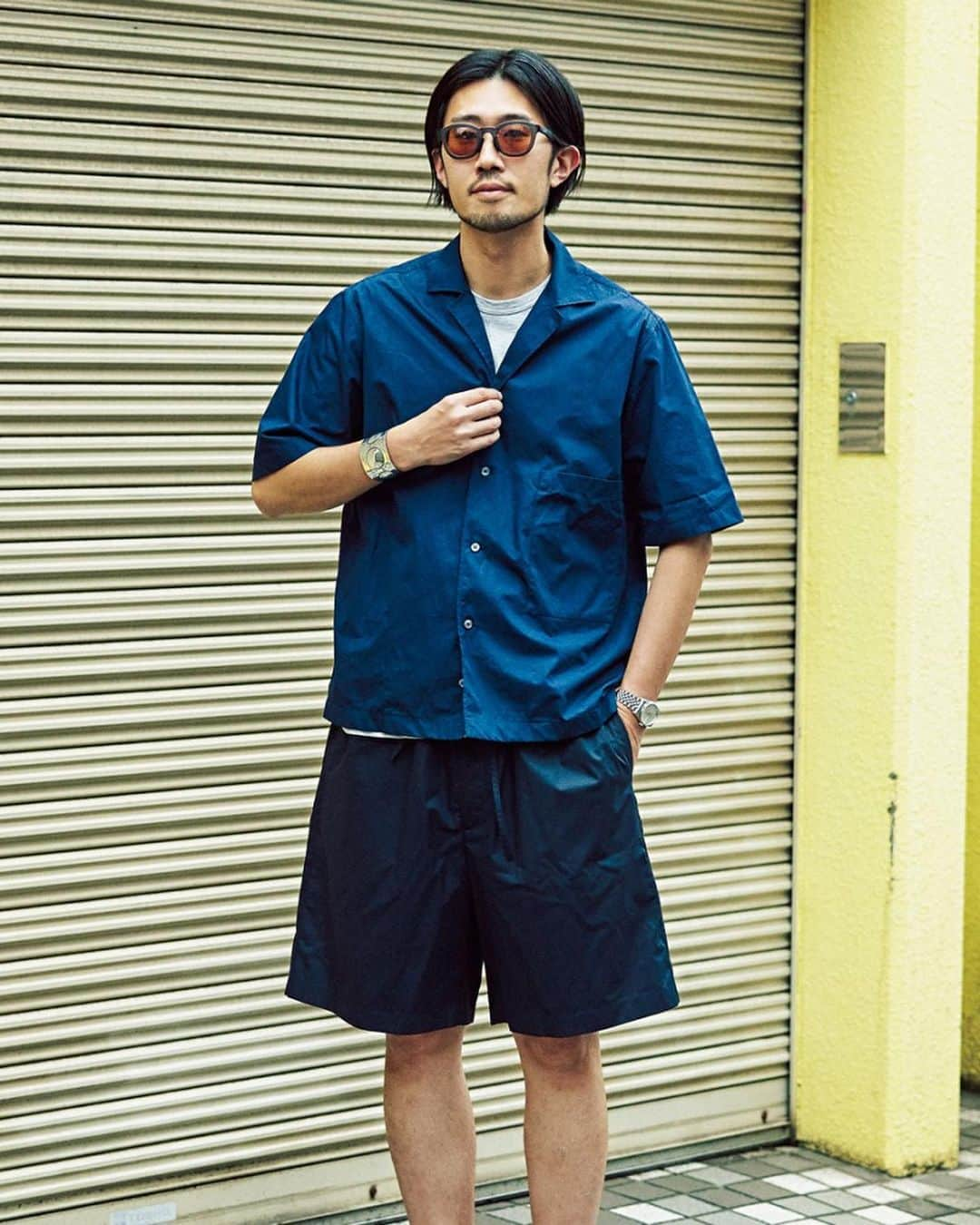 UOMOさんのインスタグラム写真 - (UOMOInstagram)「【夏服は10着でいい！】東京スニーカー氏の90年代セレクト 今季、東京スニーカー氏ことエディターの小澤匡行さんのスタイルには’90年代のニュアンスが漂う。それは「変わりたい自分と変わりたくない自分の交錯点」でもあるようだ。「ファッションの感性はどうしても若い頃に培われたベースの上に成り立つもの。その点、最近はサカイのように’90年代のノスタルジーを感じるものが多くて見つけると単純にうれしい。けれど、いい大人があの頃のスタイルをそのまま再現するわけにもいかないですし…コモリやジル サンダーのように上品さに頼りながら楽しみたい。さらに今季のプラスワンを挙げるなら、インディアンジュエリーの収まりがいい。アクセサリーではなく“ジュエリー”という重さが、軽くなる夏の着こなしにも年齢にもマッチしてるかも…」 #uomo #uomo_magazine #uomo9月号 #webuomo #夏服は10着でいい #小澤匡行 @moremix #STUDIONICHOLSON #開襟シャツ #JILSANDER #ショーツ #HURLEY #サンダル COMMEdesGARÇONSSHIRT #無地Tシャツ #sacai×NIKE #LDWAFFLE #COMOLI #ウールTシャツ #Supreme #イージージーンズ #sacai #バッグ ColumbiaxJOURNALSTANDARD #フィッシングシャツ #ナバホ族 #インディアンジュエリー #fashion #mensfashion #ファッション #メンズファッション #mensstyle #メンズスタイル  #50688」8月15日 8時48分 - uomo_magazine