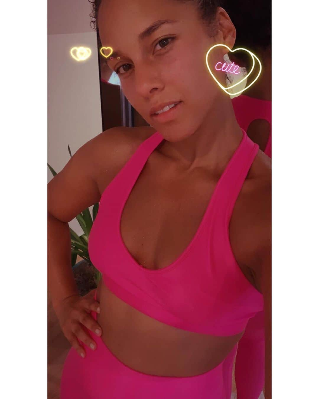 アリシア・キーズさんのインスタグラム写真 - (アリシア・キーズInstagram)「When you went to the gym just to show off your neon pink fit 🤣🤣🤣」8月15日 8時52分 - aliciakeys