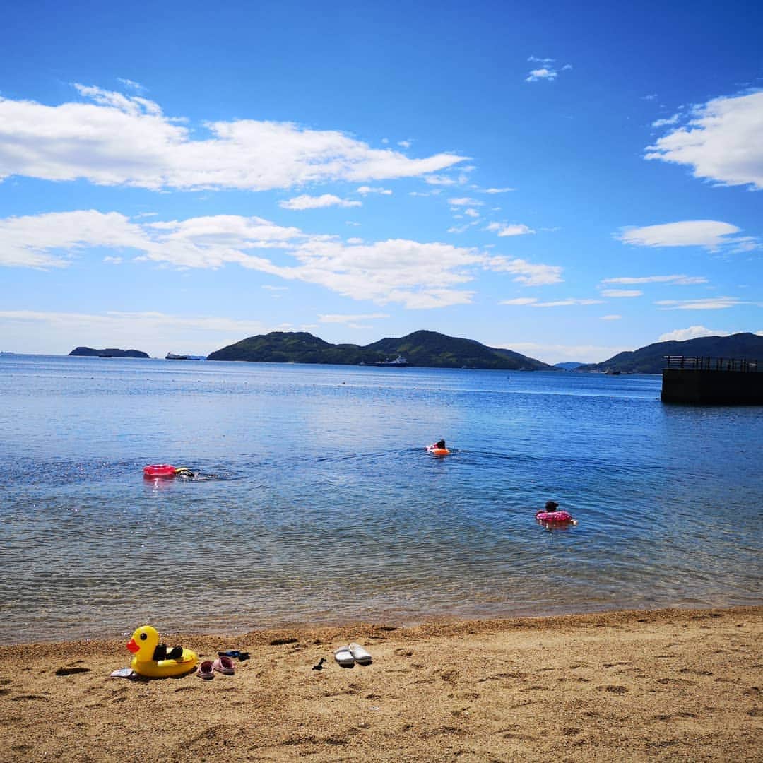 のインスタグラム：「空と海の出会うところはどれほど遠いのか。。田舎へ行っておりました。海は綺麗だし海鮮美味しいし山口ええとこですね。台風に捕まらないように只今帰阪中。逃げ切れるのか！？ #田舎　#はなぐり海水浴場　#海水浴　#海鮮ディナー #台風10号 #howfarillgo」