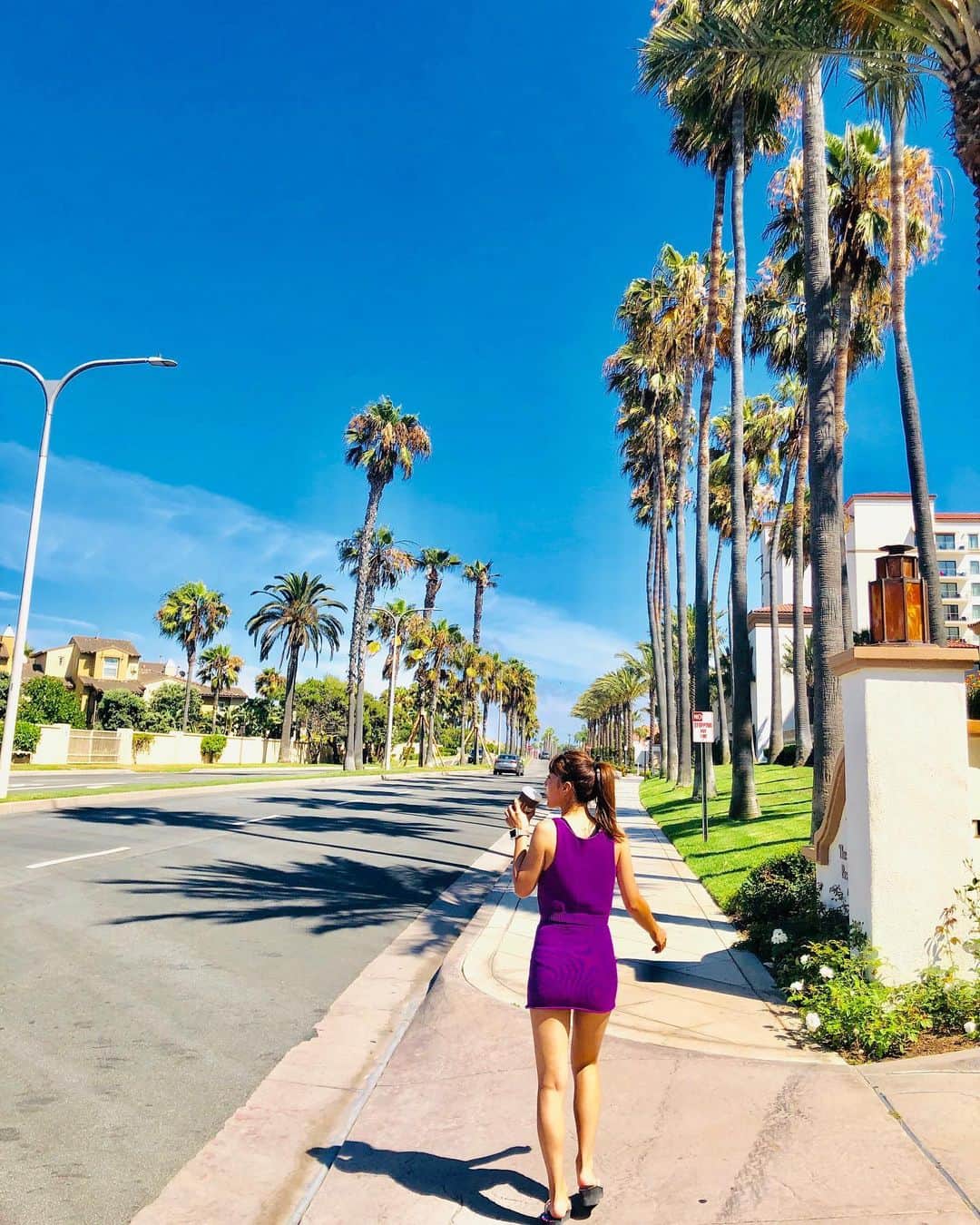 のインスタグラム：「ハンティントンビーチ🏖 Huntington Beach﻿ ﻿ ビーチでサンセット見ながらぼーっと。﻿ 女の子はサンセット見ると元気が出るんだって✨﻿ 男の子はお月様🌙﻿ ﻿ ﻿ pier(ピア)という岬の下がphoto spot!🤳﻿ 私はお一人様だったので、撮れなかったな💦笑﻿ ﻿ ﻿ ﻿ ﻿ ﻿ #女子力ねーさん#ロサンゼルス #ハンティントンビーチ#ロサンゼルス旅行#タビジョ ﻿ #happy#smile#love#peace#lucky#tbt#l4l#followme#followback#instagood#photooftheday#Japan#huntingtonbeach#beach#sea#swimwear#LA#beachgirl#beachlife🌴 #beaches#beachside#California#beachy#summervacation#summerfashion﻿」