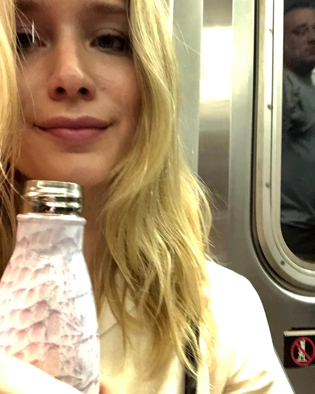 エリザベス・ライルさんのインスタグラム写真 - (エリザベス・ライルInstagram)「I took these awkward subway selfies today to remind you all to grab your reusable water bottles as you walk out the door. Not only will your body thank you, but so will our Earth.  91% of plastic isn’t recycled. By 2050 the ocean is expected to contain more plastic than fish (by weight)  @lonelywhale has inspired me to #hydratelike I care about the future of our 🌎 . I want to continue to honor it by making an intentional effort to say no to single use plastic.  Who’s with me?」8月15日 9時13分 - elizabethlail