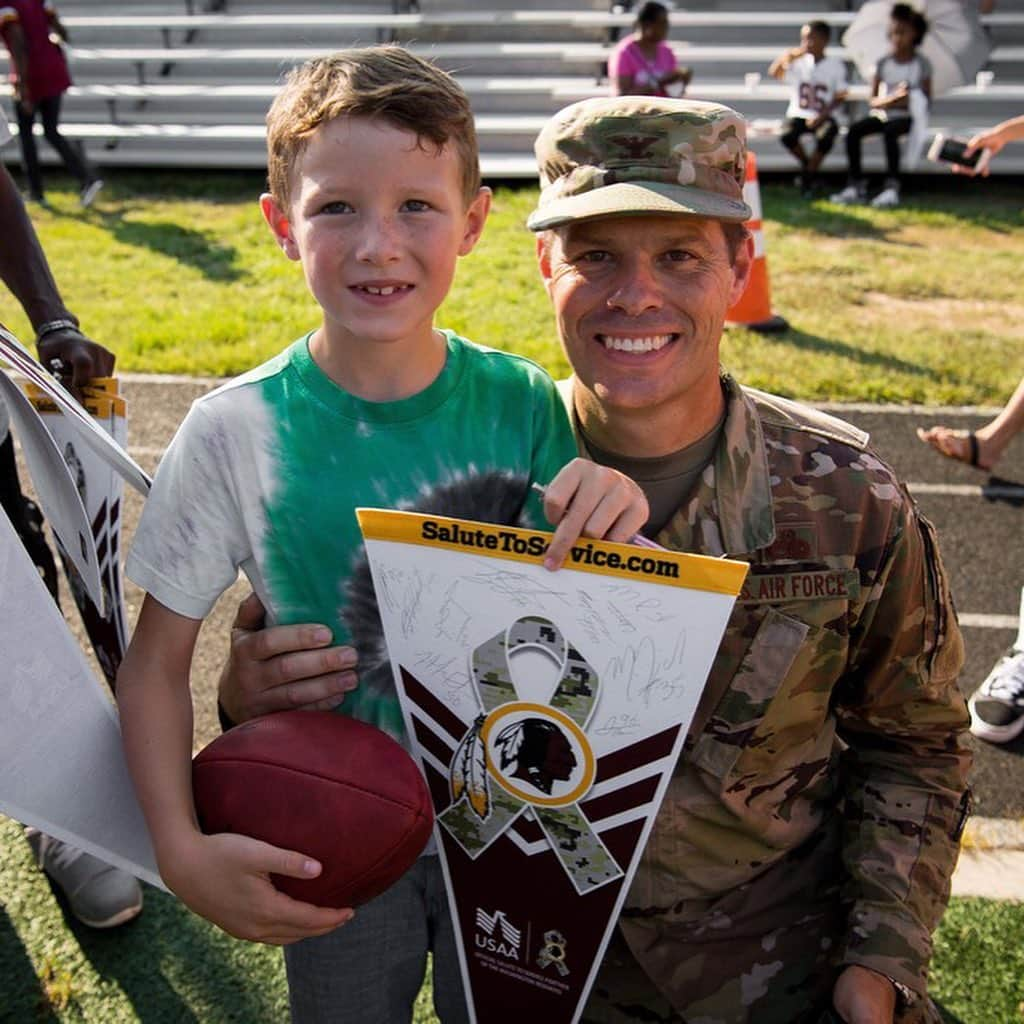 ワシントン・レッドスキンズさんのインスタグラム写真 - (ワシントン・レッドスキンズInstagram)「We had a great day visiting @jointbaseandrews! #SaluteToService」8月15日 9時16分 - commanders