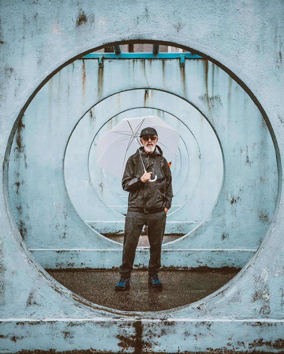 trashのインスタグラム：「My pops and his umbrella = MOOD」