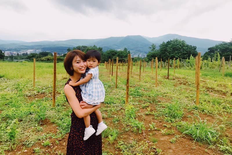 村上萌さんのインスタグラム写真 - (村上萌Instagram)「東京で1週間働いた週末に、札幌出張へ行きそのまま関空に帰る、というこれまでだったらなんとも思わなかったスケジュールに、1歳児が加わるとブラジル旅行のようだった(´･_･`)﻿ 可憐なケーキを愛でた投稿からSNSでは音信不通になってましたが、北海道でお世話になった皆さま、ありがとうございました🙏﻿ ﻿ ☑︎加入時の衝撃から、沢山感動をくれた小野伸二さんのラストゲームを見に札幌ドームへ行けたこと。﻿ (まさかの口を開けて号泣)﻿ ﻿ ☑︎娘ともども久々の友達と一緒に過ごせたこと👶﻿ ﻿ ☑︎北海道Weekender編集部のみんなが、私が引っ越す時に用意してくれてた寄せ書きと共に誕生日を祝ってくれたこと。﻿ ﻿ ☑︎オープンスペース、無料、予約不要。﻿ テーマは「働くママの楽しい毎日」的な、ふんわりなトークショーで、人が1人も来てくれなかったら大きな音立てて呼び込まなきゃ！﻿ と不安に思ってたのに、50人の定員に加えて立ち見の方まで来てくれたこと。﻿ ﻿ (ちなみにテーマは「北海道に住んだ5年間。子供としてよかったこと。毎日の過ごしかた」に変更)﻿ ﻿ ☑︎トークショー終わりに仁木町の #都倉ワイナリー に駆けつけ。たいした作業もできなかったけど、毎日畑を守ってつくってくれている皆さんにご挨拶できたこと。﻿ ﻿ ☑︎行きと帰りに飛行機が数時間ずつ遅延したこと。﻿ ﻿ ☑︎関空の後、娘とスーツケースを抱えて深夜の西成に降り立ちしばし彷徨ったこと。﻿ ﻿ ☑︎疲れ果てて家に到着した後、娘(と夫)を寝かせて1人でビール飲みながら「全裸監督」を一気観したこと。﻿ ﻿ ﻿ すべてが走馬灯のようです(´･_･`)﻿ 無事にこなせて本当によかった。﻿ 大好きな北海道の夏、せっかくだったらと思って前入りしたけど、全然やりたいことしきれず、会いたい人にも会いきれず。またすぐに行かねば…！﻿ ﻿ 今日は大阪に台風が来るようなので、自宅待機。﻿ 皆さんよいお盆を。﻿ ﻿ 北海道で関わってくださった皆さま、﻿ 遅くなりましたがありがとうございました🙇‍♂️！﻿ ﻿ ﻿ #スケジュールが #ややワイルド #ややカオス」8月15日 9時30分 - moemurakami_
