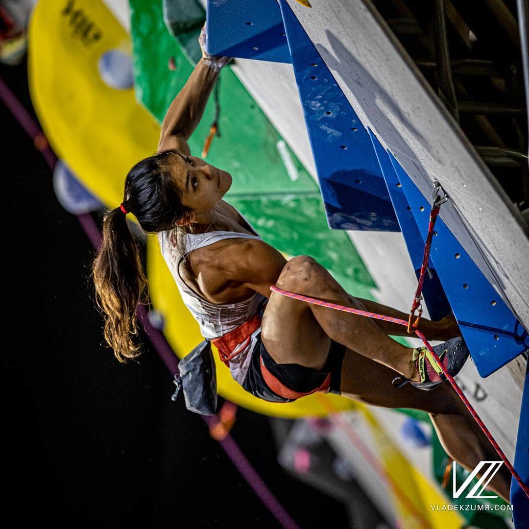 アラーナ・イップのインスタグラム：「Lead qualifiers: 38th place. Not the best ranking, but I felt better climbing these routes than I have at any World Cup so far this year. Progress! Two days of rest for me now, and then speed 💥 ⠀⠀⠀⠀⠀⠀⠀⠀⠀ ⠀⠀⠀⠀⠀⠀⠀⠀⠀ Today we cheer on @mccollsean in Lead semis! 🇨🇦 ⠀⠀⠀⠀⠀⠀⠀⠀⠀ Photo @vladek_zumr ⠀⠀⠀⠀⠀⠀⠀⠀⠀ ⠀⠀⠀⠀⠀⠀⠀⠀⠀ @arcteryx @scarpana @petzl_official」
