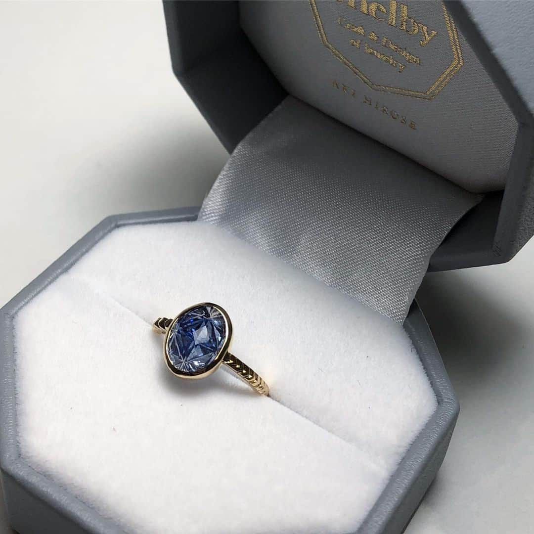 Shelby / Aki Hiroseさんのインスタグラム写真 - (Shelby / Aki HiroseInstagram)「【 KIRIKO Precious Stone 】  Special KIRIKO ルースよりオーダーいただきました Blue Sapphire のKIRIKOリングです。  こちらのサファイアは程よくClearの部分もあり、 切子の細工の見え方に深みのある美しさを与えてくれています。  お客様の記念のジュエリーに相応しい 唯一無二のリングに仕上がりました💍  #Shelby #ShelbyJewelry #ShelbyAki  #accessory #jewelry  #japan #tokyo #limited #order  #KIRIKO #sapphire」8月15日 9時41分 - shelby.aki