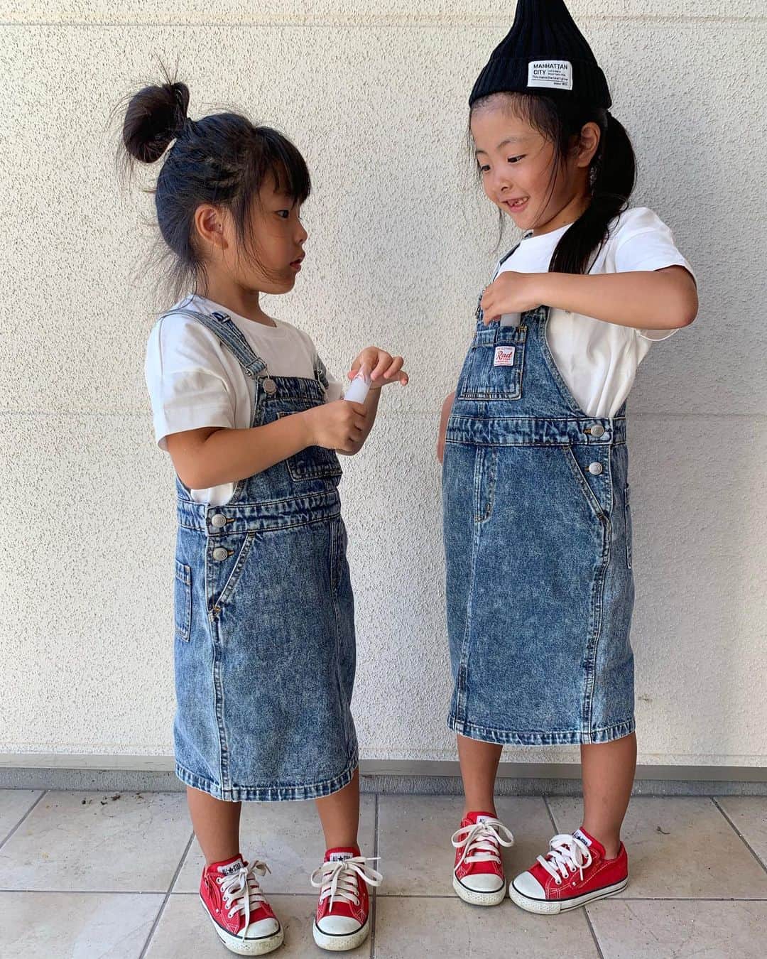 mocchiのインスタグラム：「2019.08.15 おはよう☀ ・ 台風かなりヤバいねーーー🌪 ・ ・ こちらも、もぉすぐ暴風警報出そう。 ・ 今日から仕事だったから、一応仕事来たけど、多分早退確実だろうな😑 ・ ・ ・ 昨日は親戚の家に赤ちゃんを見に行ってきた👶🏻 ・ なんで赤ちゃんってあんなに癒されるんだろう😭💓 ・ ・ ・ 可愛すぎて母乳出そうだった← ・ ・ @radchap_official のサロペットスカートが可愛い😍 ・ ・ Tシャツもバックプリントで後ろ姿も萌え(´ε｀ )♥ ・ ・ Tシャツは @branshes だよ✌️ ・ ・ ・ #kidsfashion#インスタキッズ#4歳#6歳#4月生まれ#5月生まれ#姉妹#親バカ#プチプラコーデ#シンプルコーデ#キッズコーデ#キッズファッション#子供服#お洒落さんと繋がりたい#ベビフル#コドモノ#娘コーデ#カジュアルコーデ ・ ・ ・ 昨日#ギュギュギュ 履いたら、いつも止めてる所でホックがキツくて閉めれなくてね。 ・ この連休で確実に太ったなと実感。 ・ ・ 中村アンには程遠いぜ。 ・ ・ @gyugyugyu_lme」