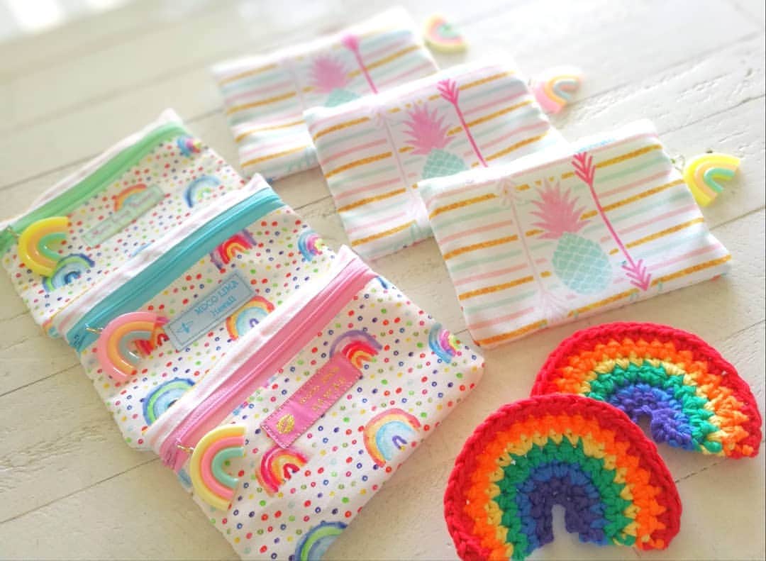 Moco Lima Hawaiiさんのインスタグラム写真 - (Moco Lima HawaiiInstagram)「New* Pastel rainbow pouch, made by Moco  前回大好評頂き即完売してしまいましたレインボーポーチ🌈 新たにデザインを変えて新作登場です♡ 大ぶりのレインボーチャーム付き。裏面はパイナップルデザイン。お色は9色展開です♡  #rainbow#new#design#mocolima#original#summer#pastel#puneapple#vacation#handmade#pouch#purse#mocolima#hawaii#hawaiilife#luckywelivehawaii#mylife#designer#sewing#waikiki#honolulu#oahu#ハワイ好き#ハワイ好きな人と繋がりたい #夏#海#虹#モコリマハワイ#ハワイみやげ  Mocolima showroom 1-6pm open today」8月15日 9時48分 - mocolimahawaii