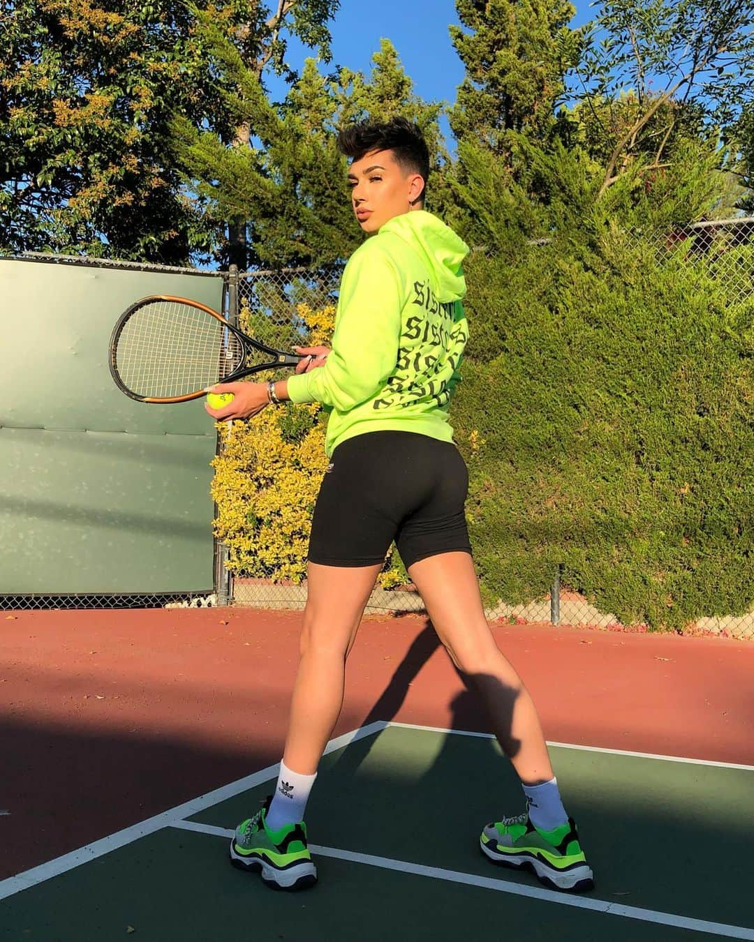 ジェームス・チャールズさんのインスタグラム写真 - (ジェームス・チャールズInstagram)「NEON COLLECTION launches Friday @ 12pm pst on @sistersapparel 🎾🎾」8月15日 9時55分 - jamescharles