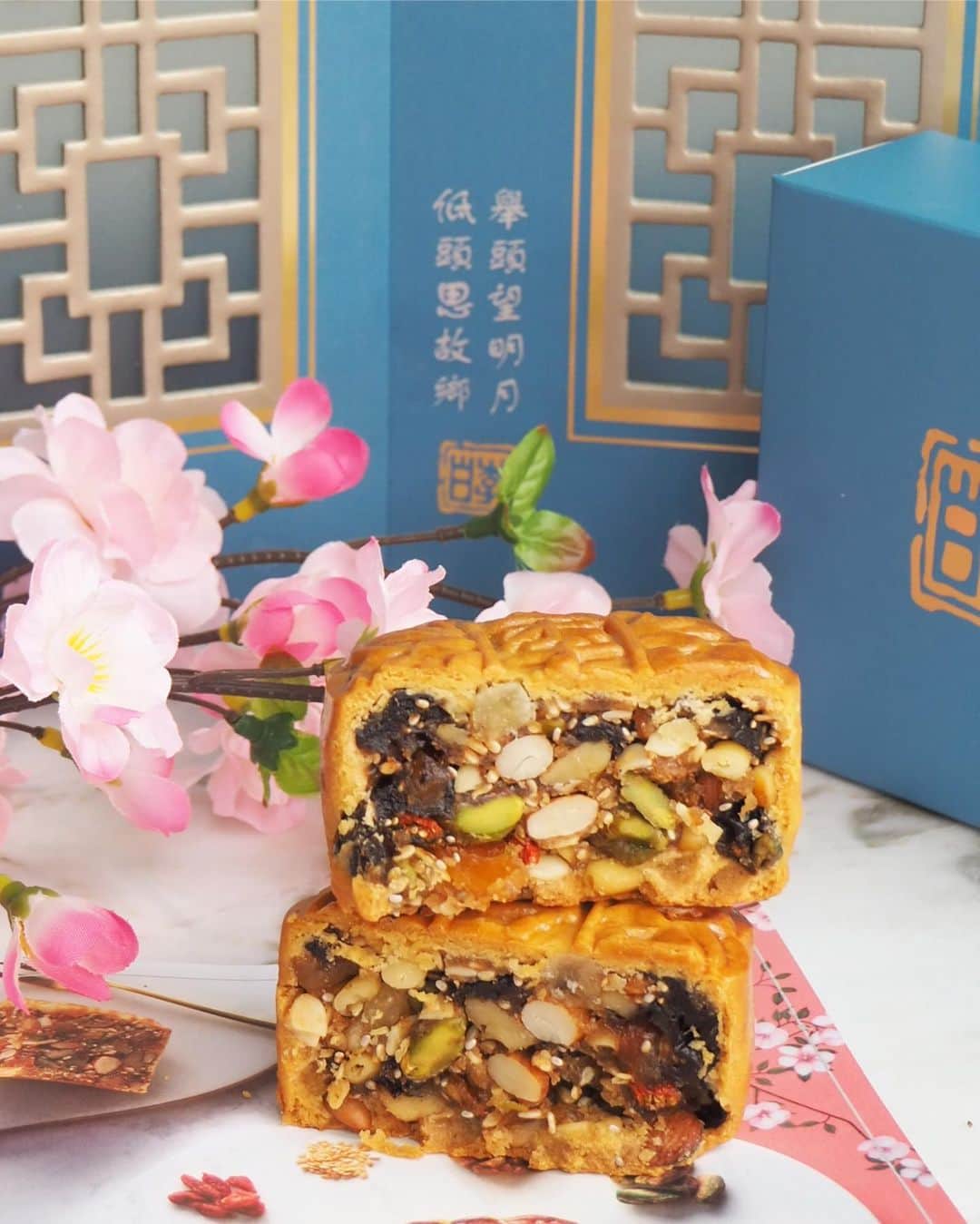 Li Tian の雑貨屋さんのインスタグラム写真 - (Li Tian の雑貨屋Instagram)「Mid Autumn’s Fest is here in a month’s time and @sheratontowerssg has added a new Super Seeds Mixed Nuts Mooncake ($76) to its traditional baked mooncakes family. Packed with 10 healthy super ingredients such as chia, walnut, goji berry and pistachios, this anti-oxidant rich mooncake is bound to be the calorie-worthy option to indulge this season  Enjoy 15% off all online purchases until 13 sept. Discounts for participating bank partners are also applicable. • • • #sgeats #singapore #local #best #delicious #food #igsg #sgig #restaurant #exploresingapore #eat #sgfoodies #gourmet #yummy #yum #sgfood #foodsg #burpple #exploresingapore #beautifulcuisines #bonappetit #instagood  #eatlocal #dessert #desserts #mooncake」8月15日 9時51分 - dairyandcream