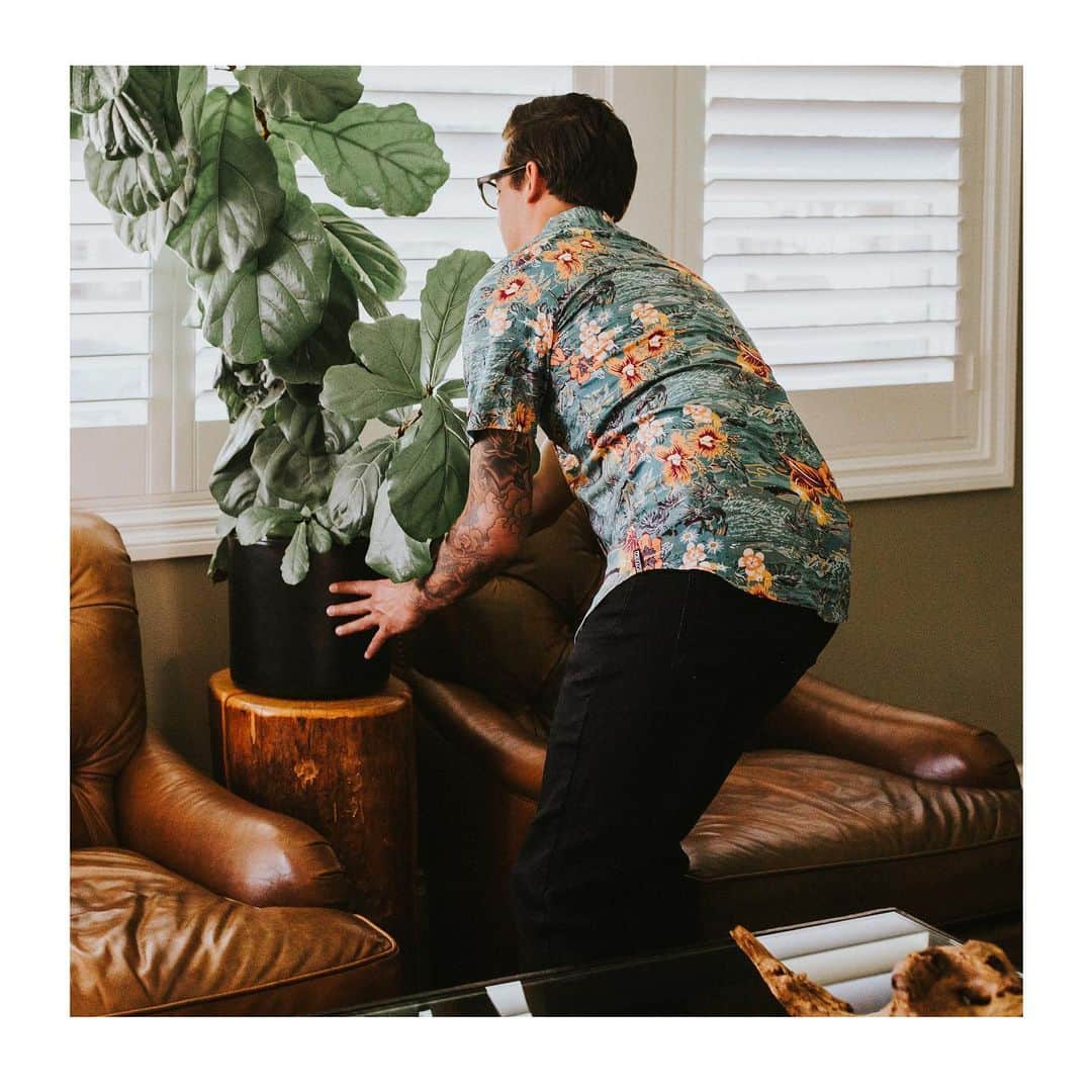 エゼキエルのインスタグラム：「Time to relax. 🕰」
