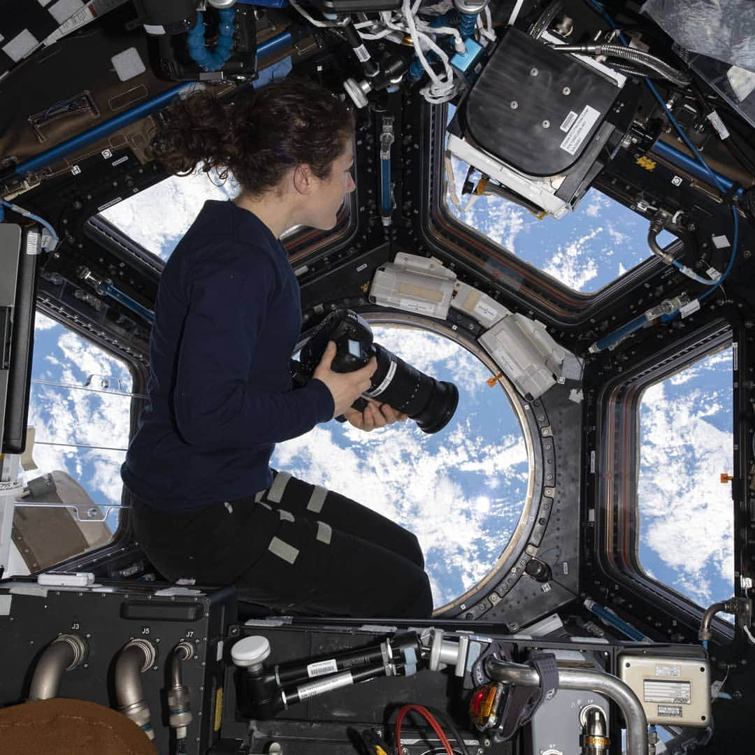 国際宇宙ステーションさんのインスタグラム写真 - (国際宇宙ステーションInstagram)「Expedition 60 Flight Engineer Christina Koch of NASA looks through the station's "window to the world," the seven-windowed cupola. Koch was photographing landmarks as the orbiting lab flew 259 miles above the Pacific Ocean off the coast of South America.  #nasa #astronaut #earth #international #space #station」8月15日 9時54分 - iss