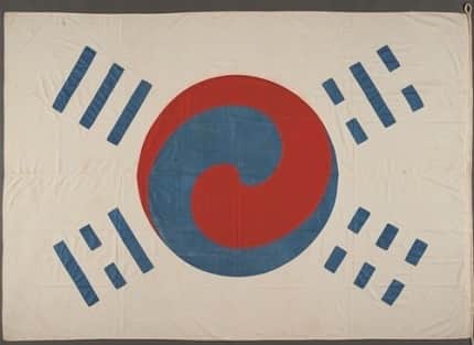 のインスタグラム：「. 독립을 위해 힘쓰신 조상님들 덕분에  지금 우리가 이렇게 편하게 살 수 있음에 감사드립니다.  잊혀지면 반복됩니다.. 마음에 새기고 기억하겠습니다.. . #광복절 #데니태극기  #우리나라에서가장오래된태극기」