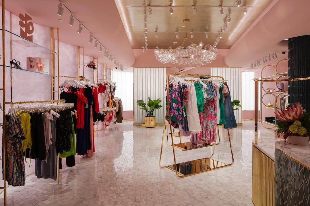 Palms Casino Resortのインスタグラム：「All dressed up with somewhere to go. REVOLVE X PALMS.」