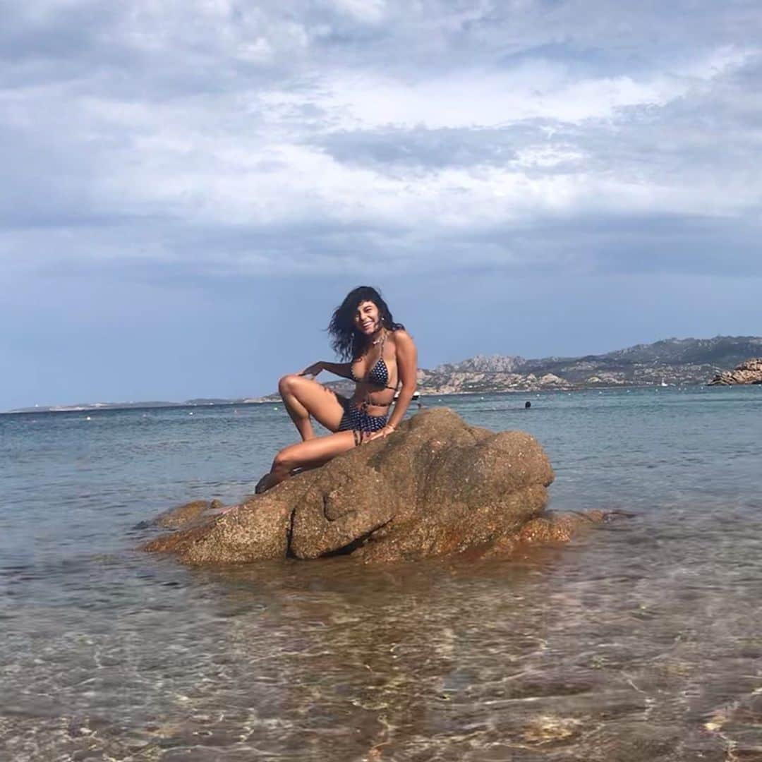 ヴァネッサ・ハジェンズさんのインスタグラム写真 - (ヴァネッサ・ハジェンズInstagram)「Sardinia, you were truly a treat. How magical it was 🥰 sorry I’ve been m.i.a, but taking time away to appreciate nature and unplugging is so important. But I’m back. With a ton of Italian pics lol」8月15日 10時07分 - vanessahudgens