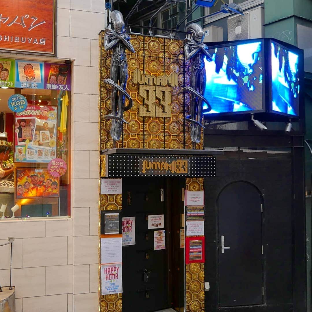 Ami Yamato（ヤマトアミ）さんのインスタグラム写真 - (Ami Yamato（ヤマトアミ）Instagram)「Xenomorphs guarding the entrance of this nightclub in Shibuya. . . . #tokyo #japan #shibuya #nightclub #xenomorph #alien #aliens #weylandyutani  #jumanji33 #nightclub #club #nightlife #tokyonightlife  #東京 #日本」8月15日 10時16分 - amiyamato
