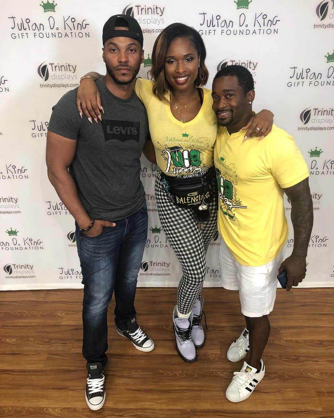 ジェニファー・ハドソンのインスタグラム：「family and friends came out to support ! Thank u all! #hatchday2019」