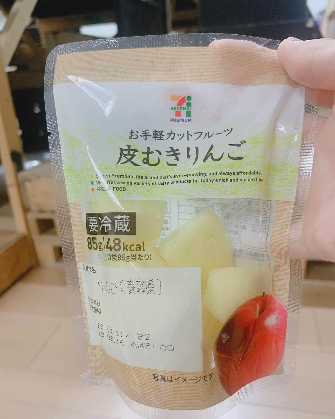 西村菜那子さんのインスタグラム写真 - (西村菜那子Instagram)「最終稽古でりんご買って食べたの🍎 でも気付いたらみはる県産だった。 #家族のはなし2019」8月15日 10時29分 - nanako_nishimura