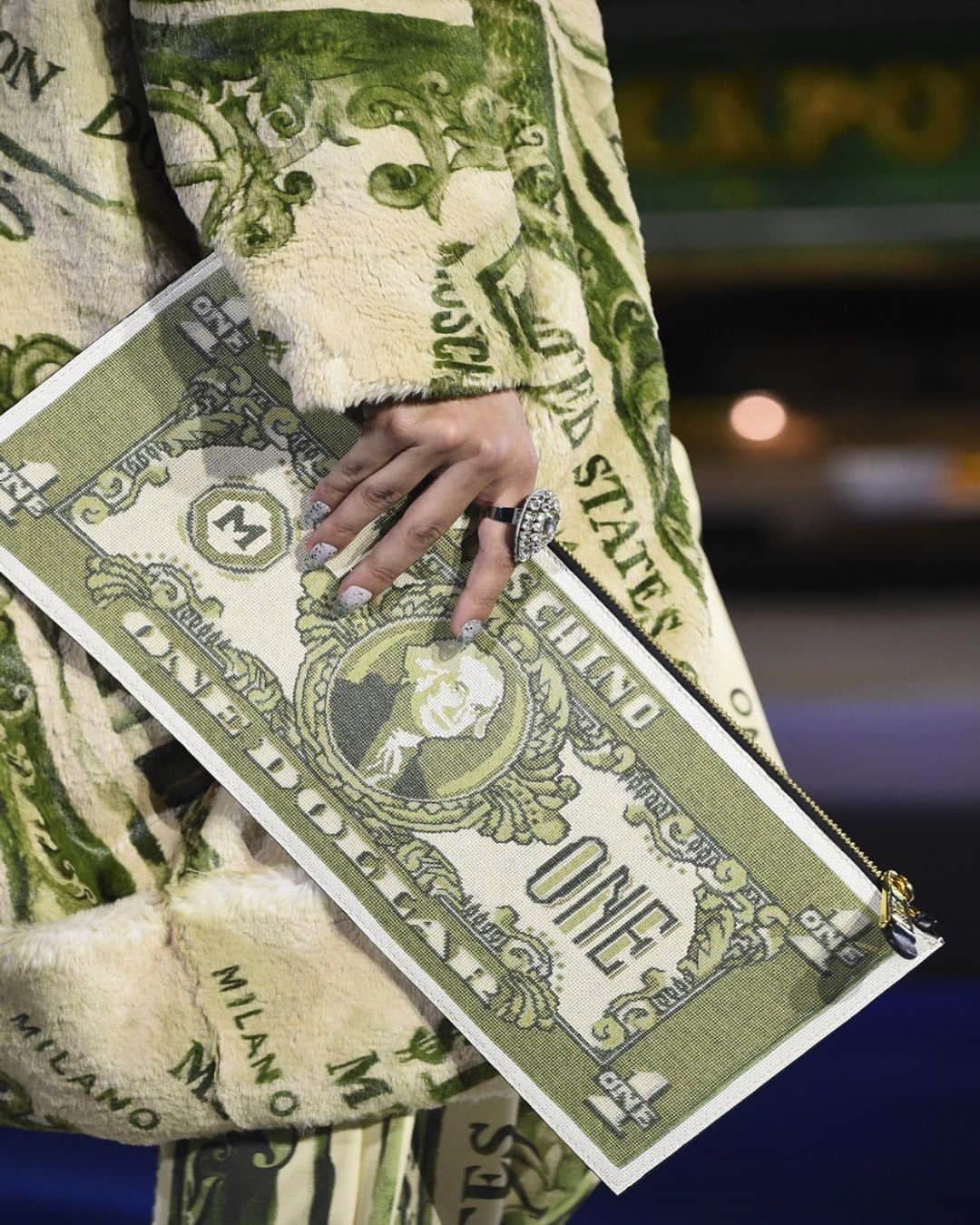 Moschinoさんのインスタグラム写真 - (MoschinoInstagram)「Moschino Dollar maxi clutch now available on Moschino.com and Moschino Shops #moschino @itsjeremyscott」8月15日 10時29分 - moschino