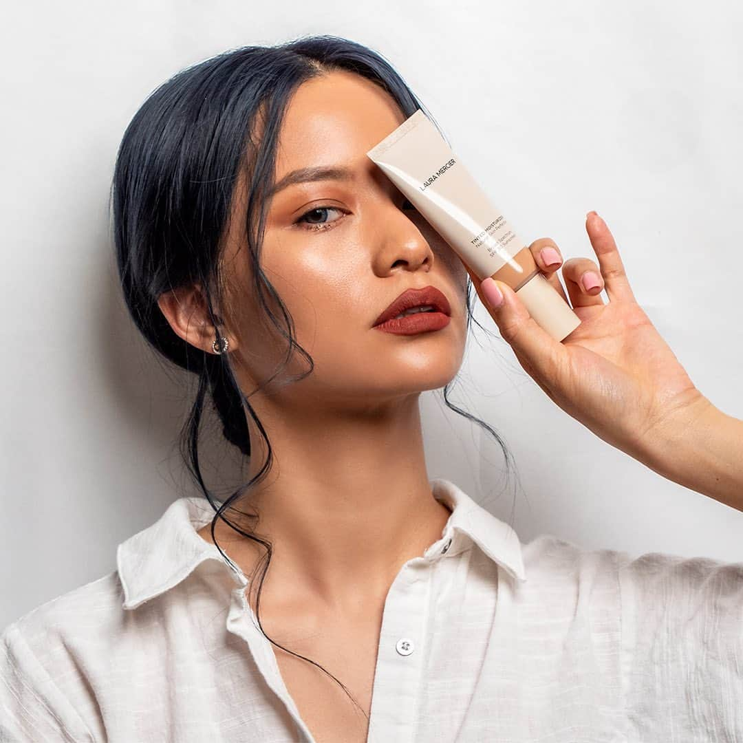 Yukiさんのインスタグラム写真 - (YukiInstagram)「Read about the PROS + CONS of the updated Laura Mercier Tinted Moisturizer on my blog, theyukibomb.com ❤️ Link in bio in case you’re too lazy to type 😂 #beautyreview • • • • • photo by the best, @vectorfilmproductions」8月15日 10時33分 - yukibomb