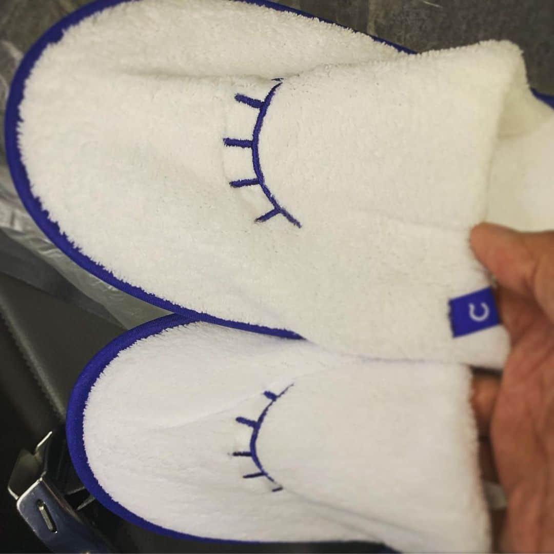 安倍吉俊のインスタグラム：「アメリカン航空の機内スリッパちょっとかわいい」