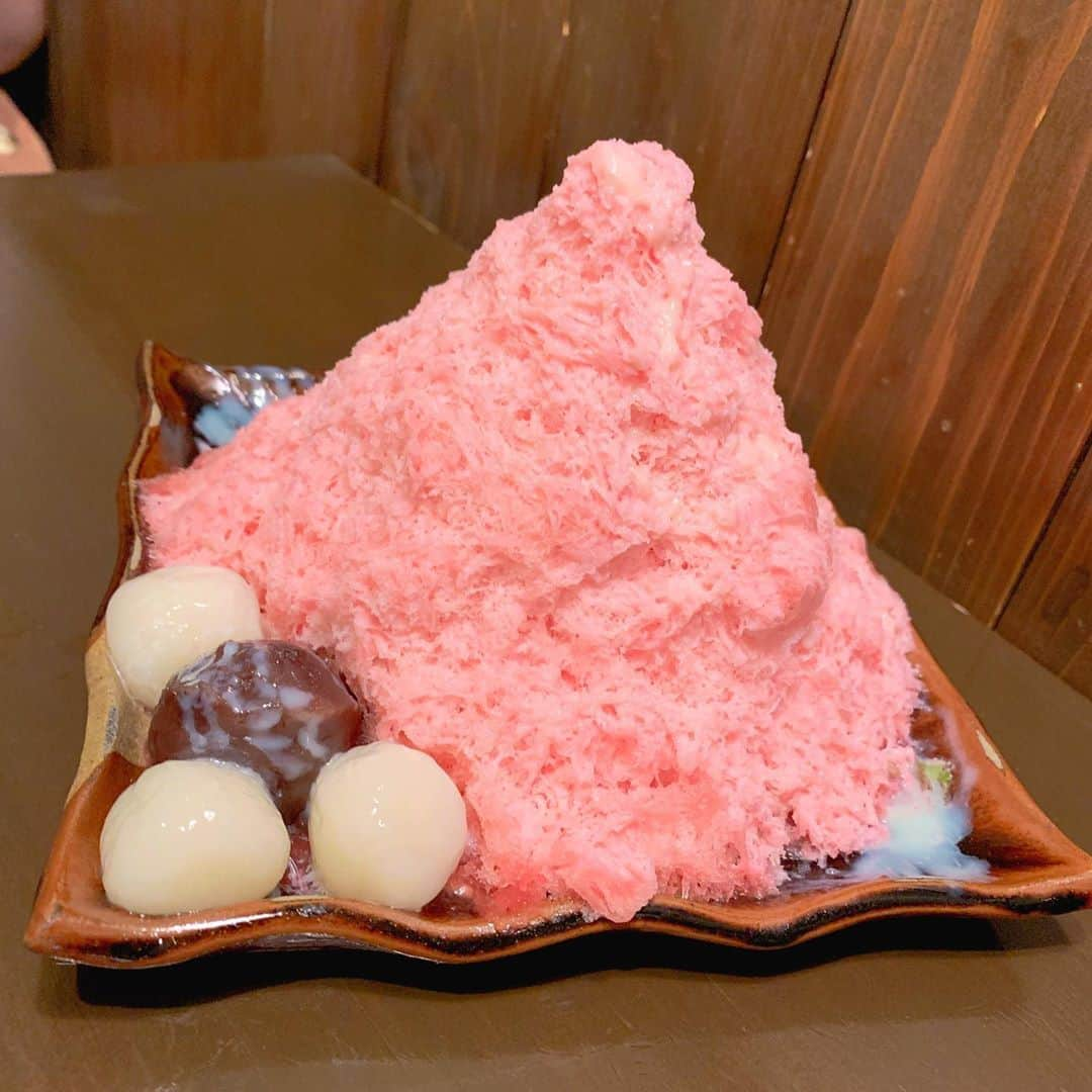 瀬口かなさんのインスタグラム写真 - (瀬口かなInstagram)「涼しい写真を…🍧 ちょっと前にキャナルシティ近くのかき氷を食べました✨  ふわふわで美味しかった😍 やっぱかき氷はふわふわじゃないとねえ🤔💕 抹茶白玉といちごみるく白玉だよー🍓🍵#雪の晶  #かき氷 #中洲 #キャナルシティ #福岡 #福岡カフェ#福岡スイーツ #ふわふわかき氷 #shavedice #strawberry #instafood #かき氷専門店」8月15日 10時40分 - seguchikana