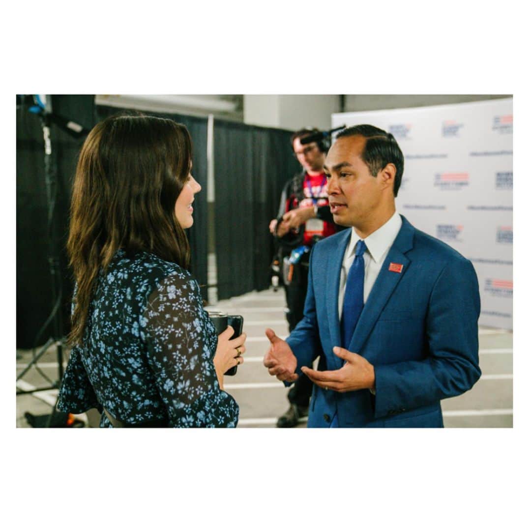 ソフィア・ブッシュさんのインスタグラム写真 - (ソフィア・ブッシュInstagram)「[part 1] On Saturday I had the honor of speaking at @everytown @momsdemand @studentsdemand #GunSenseForum in Des Moines, #Iowa.  I spoke as a concerned citizen, a gun owner, a hobbyist, and a woman whose family has been affected by a mass shooting. Make no mistake, I understand the issue from all sides. And the issue? This is a public health crisis. People are dying in the streets because our leaders are too cowardly to act. America has 122 guns for every 100 people. No other nation on Earth comes close. Next in line, at 40?? Yemen. A war zone.  The issue is not mental health. The issue is easy access to guns. Period. All of the data proves this, and we’d have even more if our government wasn’t REFUSING to allow the CDC to study gun violence. That should be a clue. They want to deny us overwhelming information because it’s a bad truth for them the lobbyists who control them.  Foreign countries are issuing warnings, urging their citizens not to travel here because it’s become too dangerous.  Walmart is taking imagery of guns off the shelves, and video games that are played by the rest of the world to no increase in shootings anywhere else, but they won’t stop selling guns. They had the nerve to place a sign over a glass case filled with rifles that reads “OWN THE SCHOOL YEAR LIKE A HERO.” What the fuck does that even mean? It would be laughable if it weren’t so damn sad.  A Fox News poll released today shows: - 90% of Americans support requiring criminal background checks on ALL gun buyers - 81% support passing "red flag" laws that allow police to take guns from people shown to be a danger to themselves or others - 67% banning assault rifles and semi-automatic weapons  Imagine how high the numbers go among a bi-partisan audience! A measure that would handle these issues has already passed the house, and is stalled because of #MoscowMitch McConnell. We all need to pressure him and other Senators to reconvene the Senate immediately and vote on these gun-control measures. Have the vote! Do what your constituents want! (Continued...)」8月15日 10時43分 - sophiabush