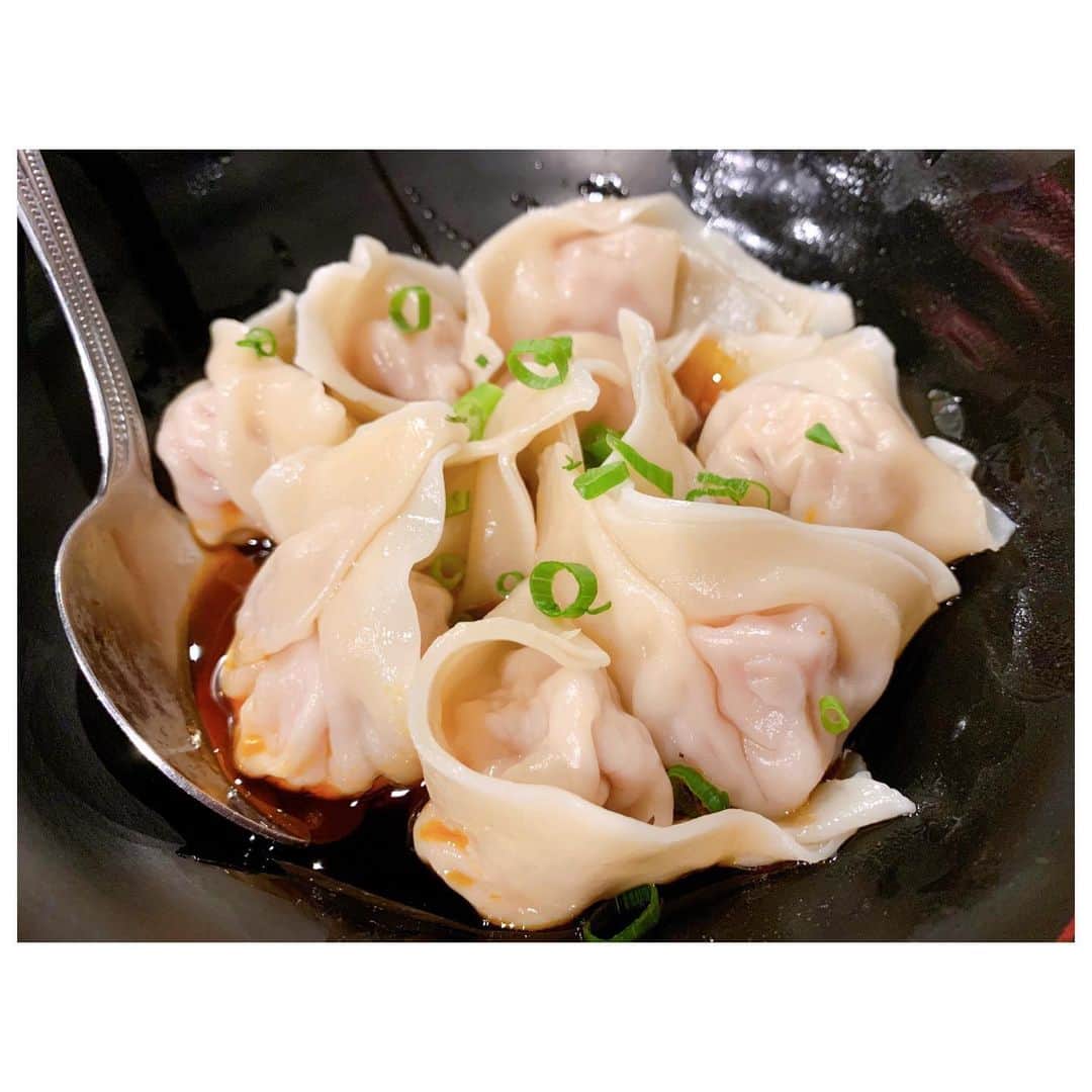 のインスタグラム：「ハワイ初日のディナーは中華へ。 ねーさんが最近ハマっているらしくメニューのほとんどが辛い四川料理。 ワンタン、白身魚の辛鍋、よだれ鶏、炒飯(←頼んだうちこれだけ辛くない)。 辛鍋は舌が痺れる辛さだったー。 辛いけど全部美味しかった👌 ほぼローカルしかいないのも良き。 人気の麻婆豆腐は山椒強めと聞いてやめたけど、次はトライしてみよーっと。 #trip #travelgram #hawaiitrip #hawaii #chinesefood #yum #yummy」