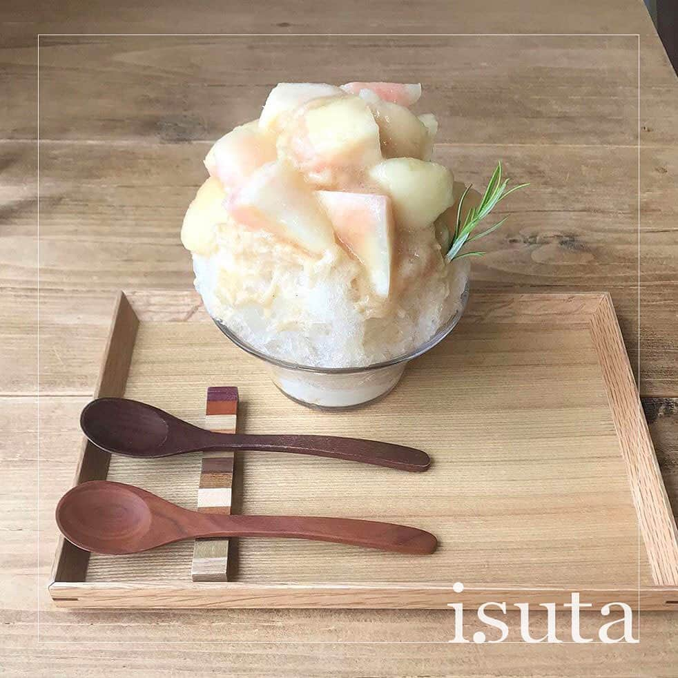 isutaさんのインスタグラム写真 - (isutaInstagram)「. 暑〜い季節、立ち寄りたいのは美味しいかき氷屋さん♡ . 今回は、大阪にある「ベイクいこい（@bake.icoi）」をご紹介！季節のフルーツを使ったかき氷が食べられるんです♩ . 現在は、みずみずしい桃がたっぷりとトッピングされたかき氷が楽しめるんだそう！ . そのほかにも、いちごミルクやティラミス、宇治抹茶ティラミスなど種類豊富なお味が揃っていますよ❤︎ . 人気のためなくなることもあるようなので、公式のインスタアカウントをチェックしてから訪れてみてください！  _____ ベイクいこい open：11:30〜18:00(L.O17:30) close：月曜日・火曜日 access：大阪府泉南市男里7-31-22 _____ photo by @_iii._.m_7  @chieinoue_ .  isutaのwebサイトでは、おすすめのコーデから可愛いカフェまでたくさんの情報をお届けしています！ また、isutaのオリジナルグッズも販売中！ ぜひisutaのwebサイトからチェックしてみてください♩  流行のアイテムやスポットの写真にはハッシュタグ#isutapic を付けるか @isuta_jp をタグ付けして教えてね❤︎ . #isuta #isutapic #isutacafe #isuta_大阪 #イスタ #かき氷 #bakeicoi #ベイクいこい」8月15日 10時48分 - isuta_jp