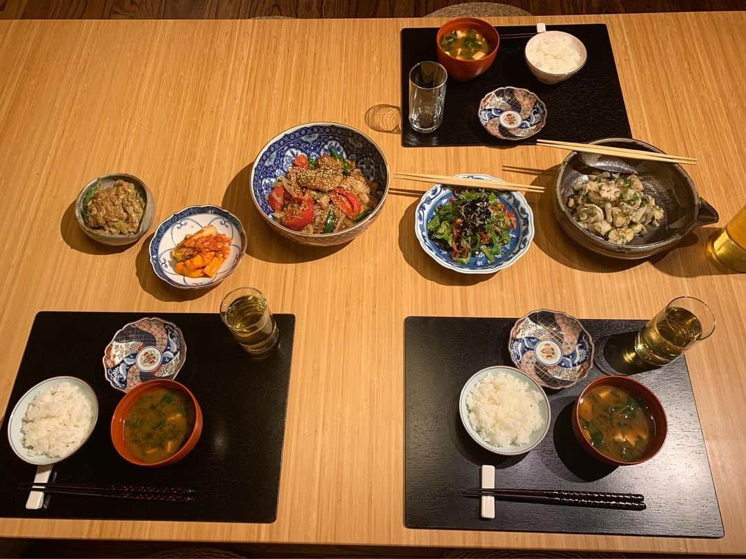 のインスタグラム：「愛する #源鳳院 に#マイキムチ を届けつつ夕食を作らせてもらった。 腹ペコ具合が限界だったからババッと簡単に作ったお料理ばかり😂 でもみんなで作って食べると美味しいね❤️ トマト入り豚肉の生姜焼き ピーマンとじゃこと海苔のナムル キャベツと紫蘇の自家製ゆかり酢和え ナスとおくらのアーモンドバター胡麻和え モロヘイヤとお豆腐のお味噌汁 マイキムチ  #青山有紀 #青山有紀ごはん」