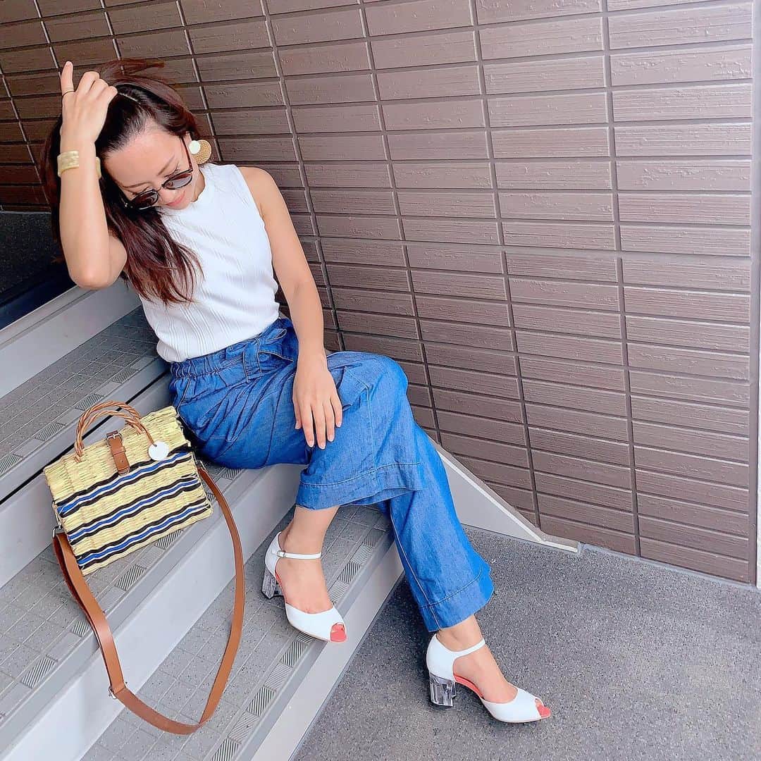 長嶺菜菜子さんのインスタグラム写真 - (長嶺菜菜子Instagram)「﻿ ビビットオレンジのヒール🍊﻿ 大好評🙆‍♀️✨﻿ ﻿ ﻿ ﻿ ヒールの着せ替え、楽しんでる🙌😚﻿ ﻿ ﻿ ホワイトのボディに﻿ ヒールが ﻿ クリアとビビットオレンジで選べるから﻿ 一足で色んな雰囲気が楽しめるヾ(*･∀︎･*)ﾉﾞ﻿ ﻿ ﻿ 簡単ワンタッチでヒールが交換できる👠﻿ @famzon_official ﻿ ﻿ ★------------------------------------------------☆ ﻿ #沖縄人 #うちなんちゅ﻿ #八重歯 #でこっぱち﻿ #夏コーデ #夏サンダル #着せ替えヒール﻿ #履きやすい靴﻿ #靴コーディネート﻿ #ファムゾン ﻿ #famzon」8月15日 10時56分 - na7co0422