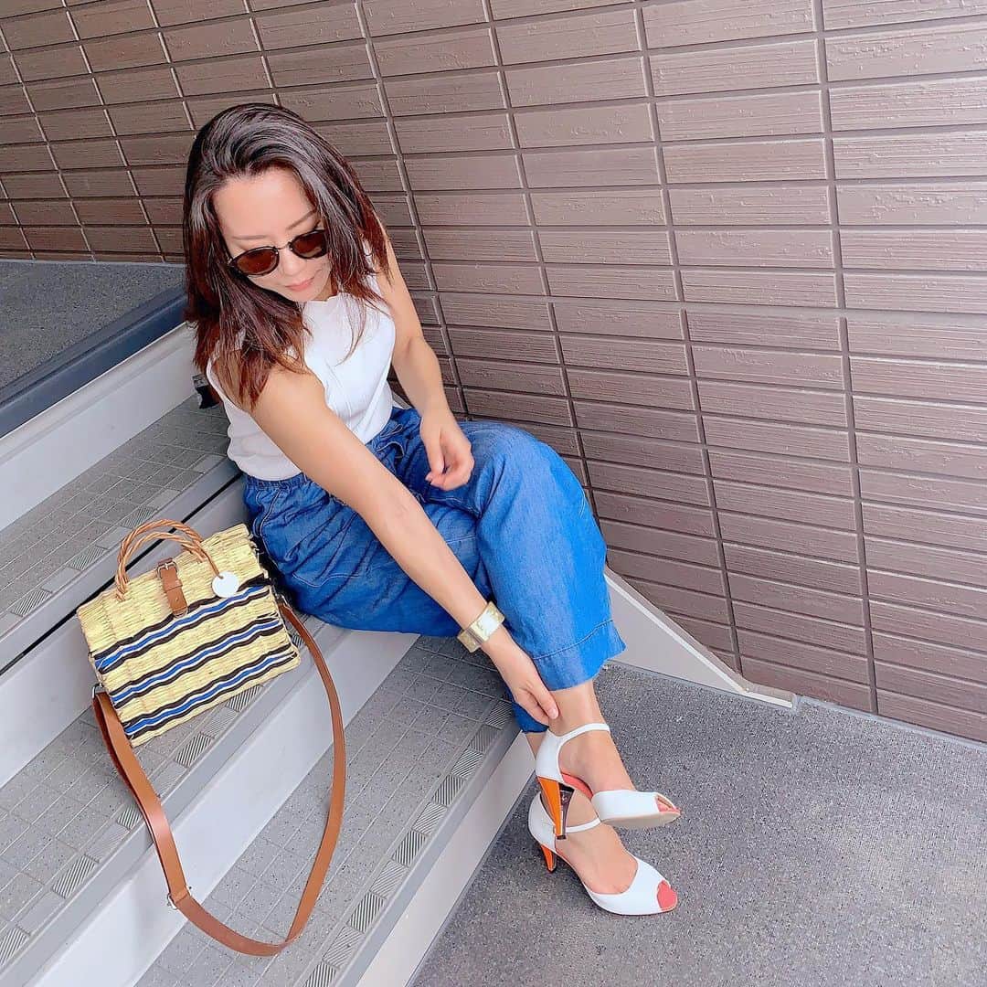 長嶺菜菜子のインスタグラム：「﻿ ビビットオレンジのヒール🍊﻿ 大好評🙆‍♀️✨﻿ ﻿ ﻿ ﻿ ヒールの着せ替え、楽しんでる🙌😚﻿ ﻿ ﻿ ホワイトのボディに﻿ ヒールが ﻿ クリアとビビットオレンジで選べるから﻿ 一足で色んな雰囲気が楽しめるヾ(*･∀︎･*)ﾉﾞ﻿ ﻿ ﻿ 簡単ワンタッチでヒールが交換できる👠﻿ @famzon_official ﻿ ﻿ ★------------------------------------------------☆ ﻿ #沖縄人 #うちなんちゅ﻿ #八重歯 #でこっぱち﻿ #夏コーデ #夏サンダル #着せ替えヒール﻿ #履きやすい靴﻿ #靴コーディネート﻿ #ファムゾン ﻿ #famzon」