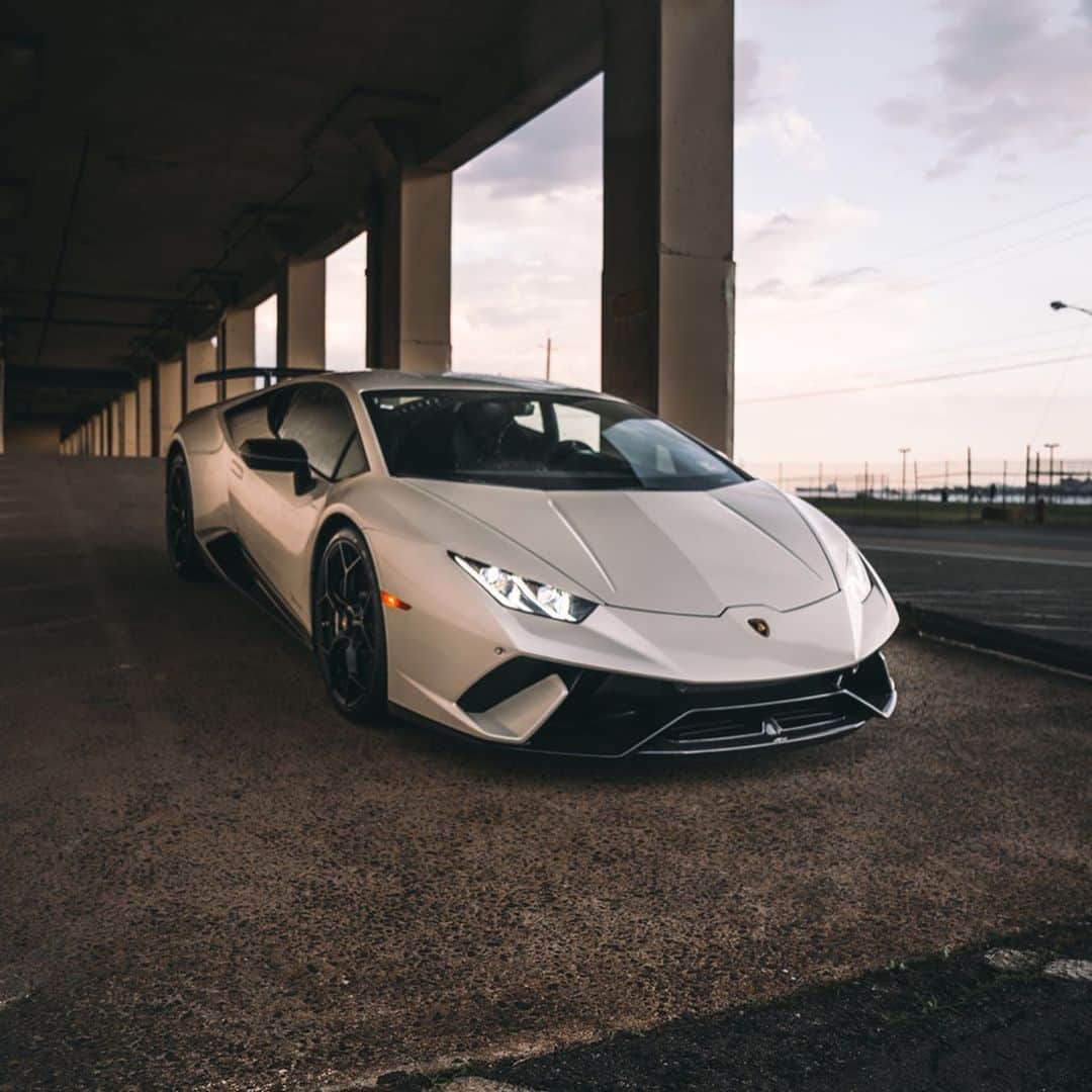CarsWithoutLimitsさんのインスタグラム写真 - (CarsWithoutLimitsInstagram)「Which angle do you love the most? Photo 1,2 or 3? COMMENT BELOW 🌫 Owner @a2zboss  Photo @liv3life_media  #carswithoutlimits #lamborghini #huracan #performante #lambo」8月15日 11時04分 - carswithoutlimits