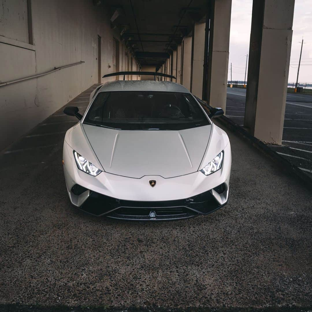 CarsWithoutLimitsさんのインスタグラム写真 - (CarsWithoutLimitsInstagram)「Which angle do you love the most? Photo 1,2 or 3? COMMENT BELOW 🌫 Owner @a2zboss  Photo @liv3life_media  #carswithoutlimits #lamborghini #huracan #performante #lambo」8月15日 11時04分 - carswithoutlimits