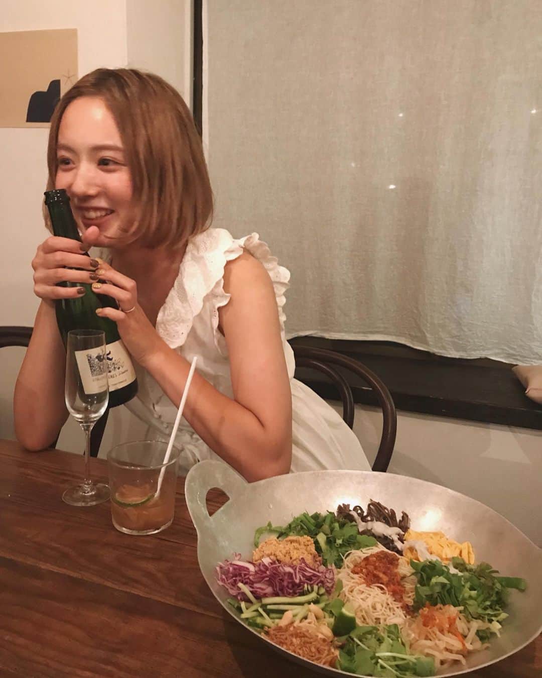 AMOさんのインスタグラム写真 - (AMOInstagram)「mama's night out🍾 幼稚園の仲良しママ友4人で夜に集まって ママだけの飲み会。 上の子を妊娠して以来... かれこれ5年ぶりに お酒を飲んだら 心地よくて楽しくて🍷 ママ友が撮ってくれた写真 わたしの顔が どれも🥴←こういう顔。 ・ 幼稚園がはじまる前は 正直不安だった。 この歳になって、新たに 0から人間関係を築いていくことが。 でも 運良く気の合うママ友に恵まれて、 息子が幼稚園生活を楽しんでいるのと同じくらい わたし自身もほんとうに楽しくて 園ママたちとの繋がりに居場所を感じられている😌 年齢も 職業も 歩んできた人生もバラバラだけど、 こどもたちが引き合わせてくれたふしぎな縁。 育児の話から シリアスな話 くだらない話まで なんでも話せる人たち。 この夜は時間を忘れすぎて全員終電を逃し😂 それぞれタクシーで慌てて帰りました.... そんなことも含めて、なんだか非日常で楽しかったなー🌃 協力してくれたそれぞれの家族に ほんとうに感謝だね。✴︎ ・ この日 1軒目に行った ヨヨナム 何を食べても美味しくて🥺 写真3枚目の和え麺が絶品でした🥢」8月15日 10時57分 - amo_whale