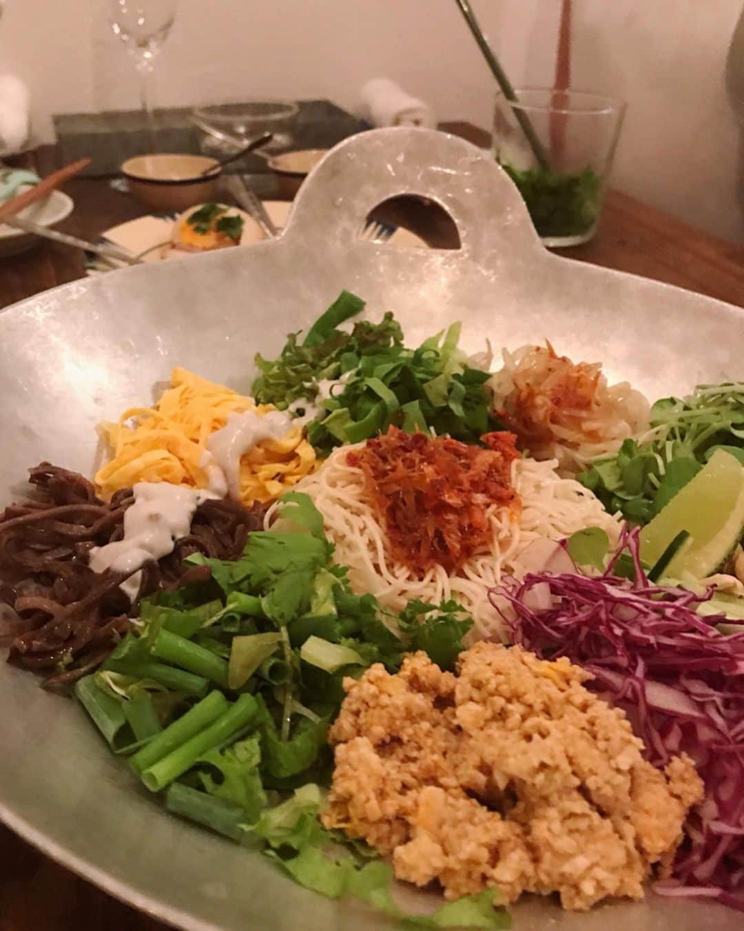 AMOさんのインスタグラム写真 - (AMOInstagram)「mama's night out🍾 幼稚園の仲良しママ友4人で夜に集まって ママだけの飲み会。 上の子を妊娠して以来... かれこれ5年ぶりに お酒を飲んだら 心地よくて楽しくて🍷 ママ友が撮ってくれた写真 わたしの顔が どれも🥴←こういう顔。 ・ 幼稚園がはじまる前は 正直不安だった。 この歳になって、新たに 0から人間関係を築いていくことが。 でも 運良く気の合うママ友に恵まれて、 息子が幼稚園生活を楽しんでいるのと同じくらい わたし自身もほんとうに楽しくて 園ママたちとの繋がりに居場所を感じられている😌 年齢も 職業も 歩んできた人生もバラバラだけど、 こどもたちが引き合わせてくれたふしぎな縁。 育児の話から シリアスな話 くだらない話まで なんでも話せる人たち。 この夜は時間を忘れすぎて全員終電を逃し😂 それぞれタクシーで慌てて帰りました.... そんなことも含めて、なんだか非日常で楽しかったなー🌃 協力してくれたそれぞれの家族に ほんとうに感謝だね。✴︎ ・ この日 1軒目に行った ヨヨナム 何を食べても美味しくて🥺 写真3枚目の和え麺が絶品でした🥢」8月15日 10時57分 - amo_whale