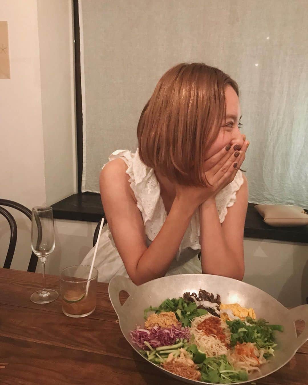 AMOさんのインスタグラム写真 - (AMOInstagram)「mama's night out🍾 幼稚園の仲良しママ友4人で夜に集まって ママだけの飲み会。 上の子を妊娠して以来... かれこれ5年ぶりに お酒を飲んだら 心地よくて楽しくて🍷 ママ友が撮ってくれた写真 わたしの顔が どれも🥴←こういう顔。 ・ 幼稚園がはじまる前は 正直不安だった。 この歳になって、新たに 0から人間関係を築いていくことが。 でも 運良く気の合うママ友に恵まれて、 息子が幼稚園生活を楽しんでいるのと同じくらい わたし自身もほんとうに楽しくて 園ママたちとの繋がりに居場所を感じられている😌 年齢も 職業も 歩んできた人生もバラバラだけど、 こどもたちが引き合わせてくれたふしぎな縁。 育児の話から シリアスな話 くだらない話まで なんでも話せる人たち。 この夜は時間を忘れすぎて全員終電を逃し😂 それぞれタクシーで慌てて帰りました.... そんなことも含めて、なんだか非日常で楽しかったなー🌃 協力してくれたそれぞれの家族に ほんとうに感謝だね。✴︎ ・ この日 1軒目に行った ヨヨナム 何を食べても美味しくて🥺 写真3枚目の和え麺が絶品でした🥢」8月15日 10時57分 - amo_whale