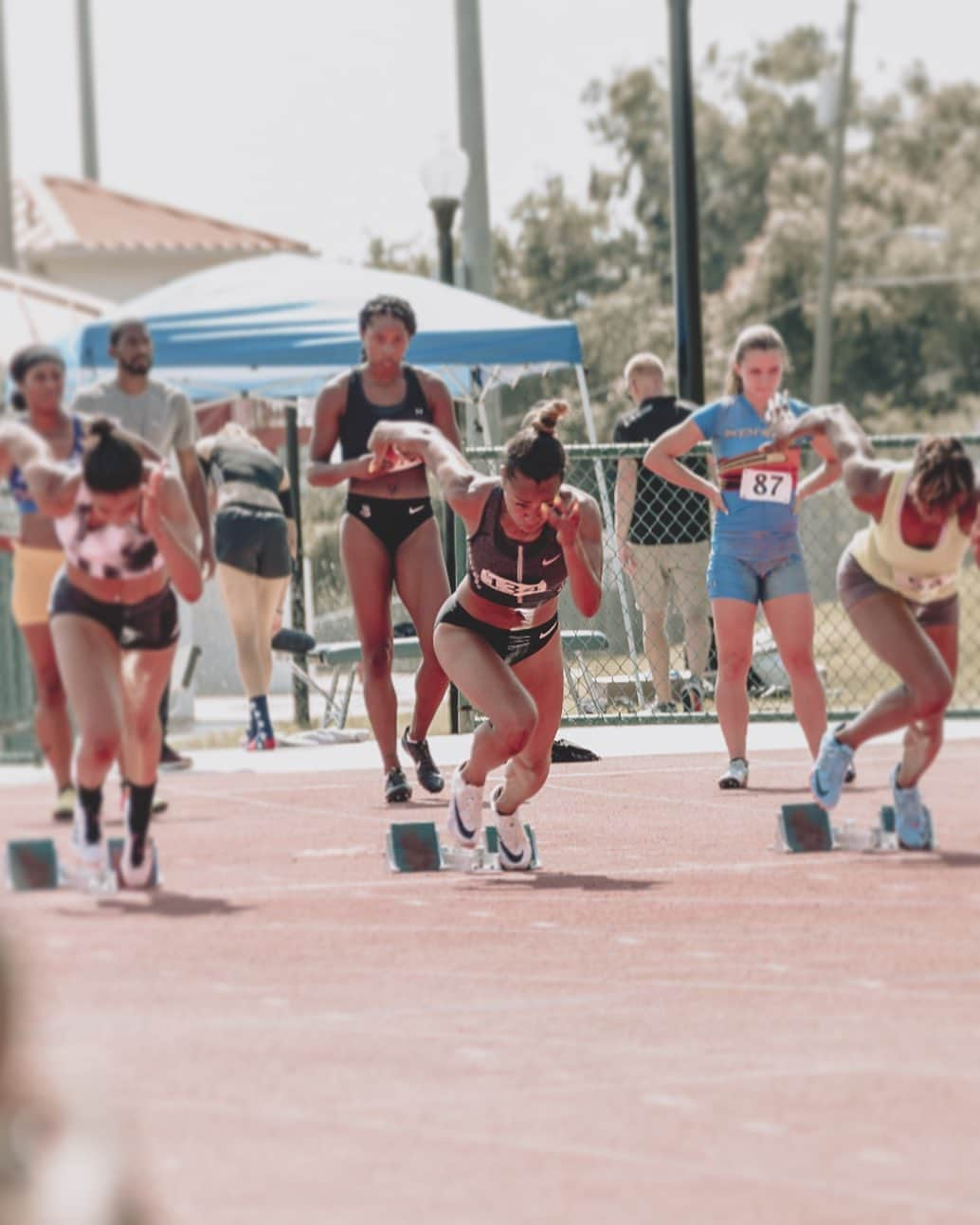 Whitney ROWEのインスタグラム：「Hold the vision, trust the process. 📸 @ericvisionss . . . . . . #tracknation #track #athlete #blocks #process #trust #run #100m」