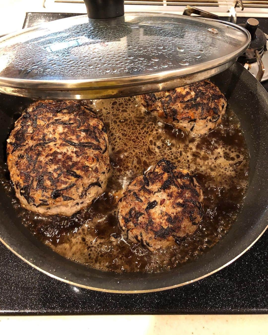 みきママさんのインスタグラム写真 - (みきママInstagram)「【ひじきの煮物でアレンジ！和風ハンバーグ弁当です】. . . . . おはようございます～！ . . . . 今日も受験生は勉強です。 . . . .  さ～、頭が良くなる弁当を作るぞ～！ 頭が賢くなる栄養素はね、カルシウム、レシチン、ビタミンCです。 . . . .  まず、ひじきの煮物が残っているので刻んで和風ハンバーグにしよう！！ 卵はトースターでチンします！！野菜はバターと一緒にチンしたらバターソテーになります。 . . . ●頭の回転をよくしてくれるカルシウムは、ひじき ●記憶力をアップさせてくれるレシチンは、卵と油揚げ ●カルシウムの吸収を助けてくれるビタミンCは、さつまいもで、集中もあげてくれるそうです。 . . . ❤️はる兄は、大きな和風ハンバーグ弁当です！  卵にソースとマヨネーズ、青のりをのせたら、お好み焼きの味になります！！ . . ❤️れんちびはね、小さめ和風ハンバーグ弁当です。 昨日、温泉で汗だくで1番楽しんでいたね。 . . . .  すると、はる兄「弁当ありがとう。」ってさ。 . . .  ん？ . . . . .  私「お前さん、ジャージで行くの？パジャマみたいだよ？」って言ったら、 . . . . . はる兄「洋服はゆるゆるで行きたい。」ってさ。 勉強中は締め付けたくないんだって。 . . . #お弁当 #和風ハンバーグ #ひじき #ひじきの煮物 #obento #japanesestylehamburgersteak #hijiki  #stew」8月15日 10時58分 - mikimama_official